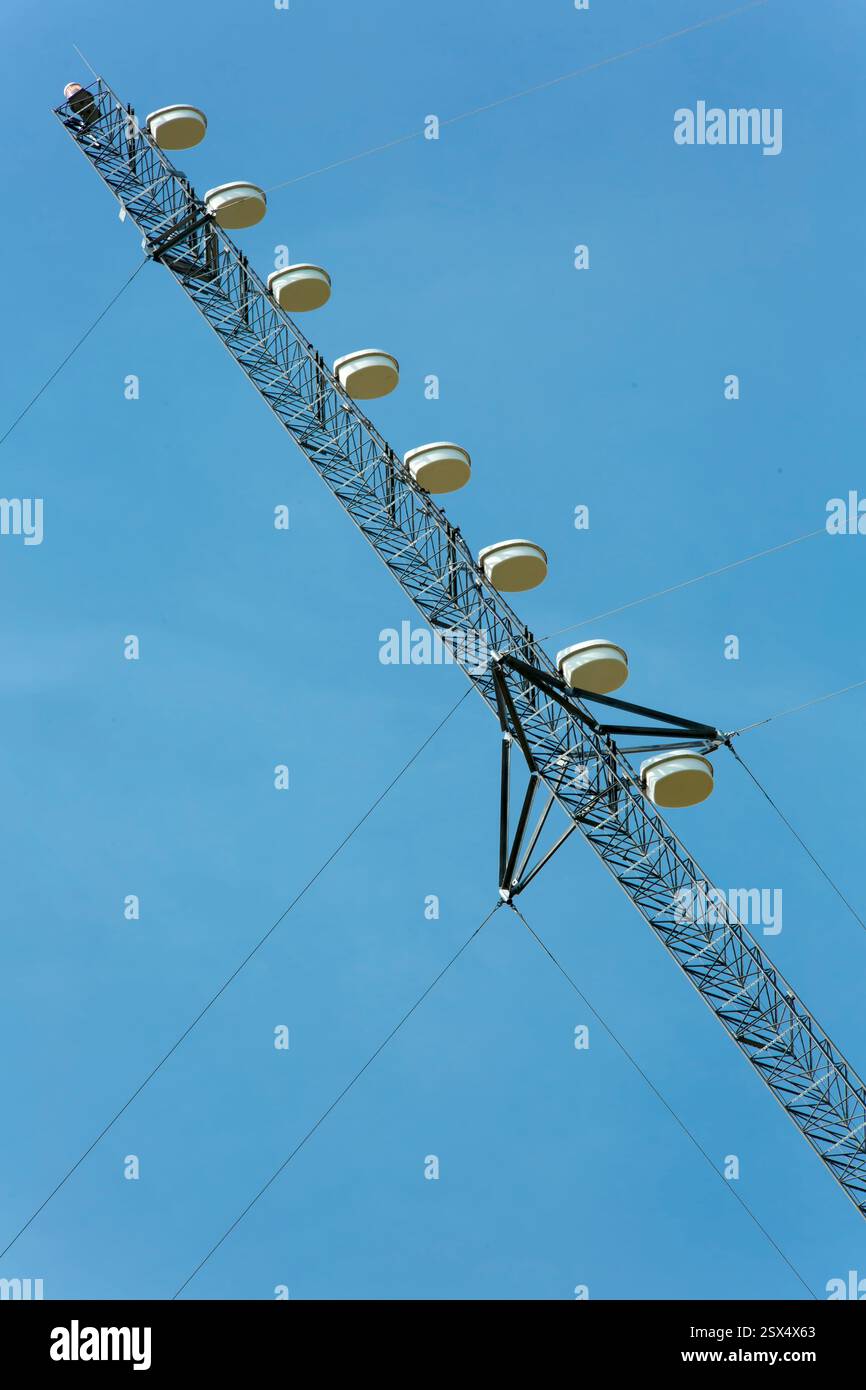 Hoher Turm mit vielen Antennen drauf. Der Turm ist am Himmel. Der Himmel ist blau Stockfoto