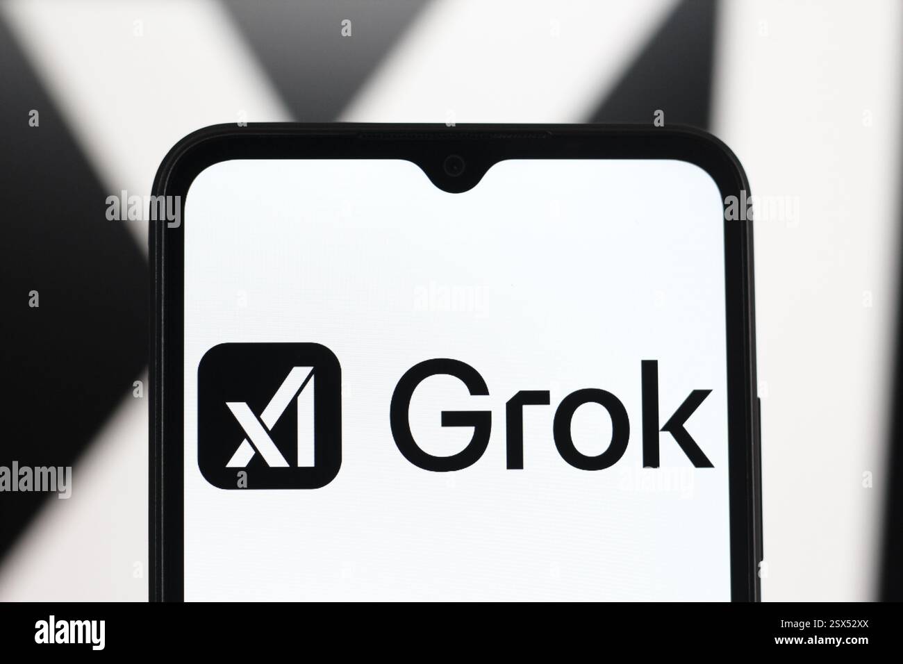 In dieser Abbildung wird das XAI Grok Logo auf einem Smartphone-Bildschirm angezeigt. Stockfoto