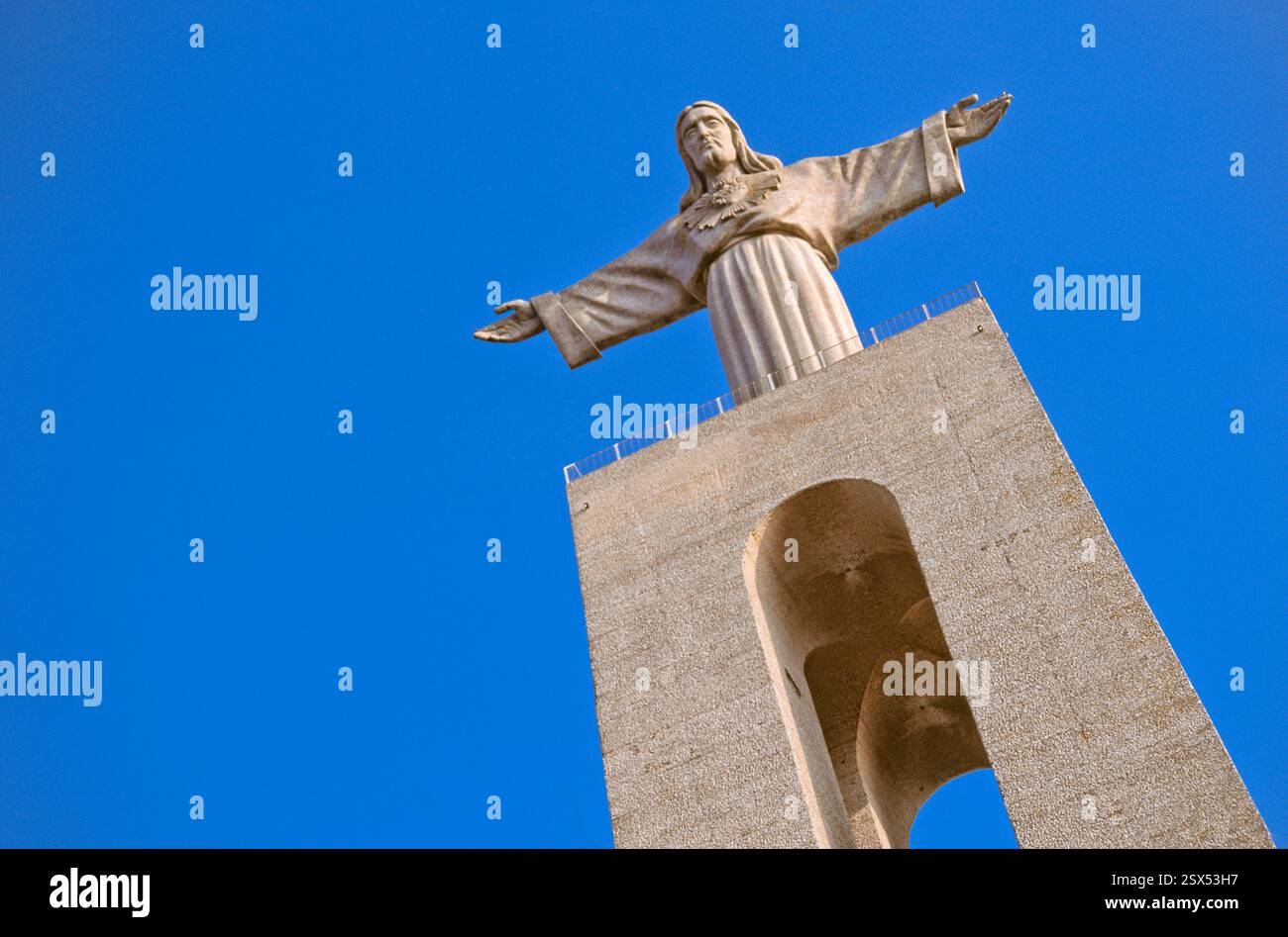 Christus der König, 90 m hohe Statue, inspiriert von der berühmten Statue in Rio de Janeiro, mit Blick auf den Tejo und die Stadt Lissabon, Portugal Stockfoto