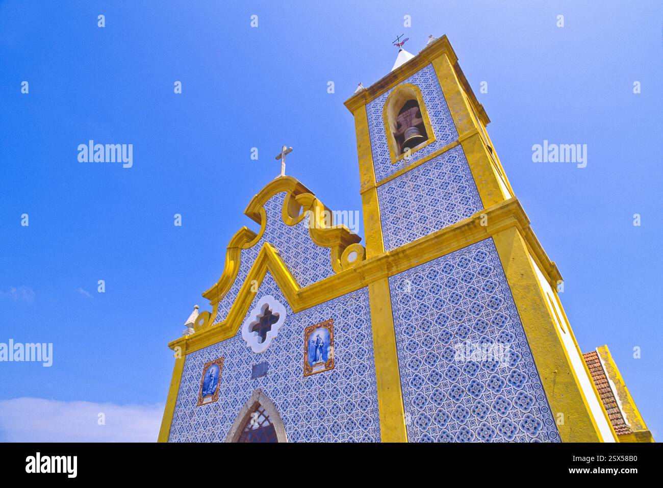 Ländliche Kirche mit Azulejos (dekorative Fliesen) in Portugal Stockfoto
