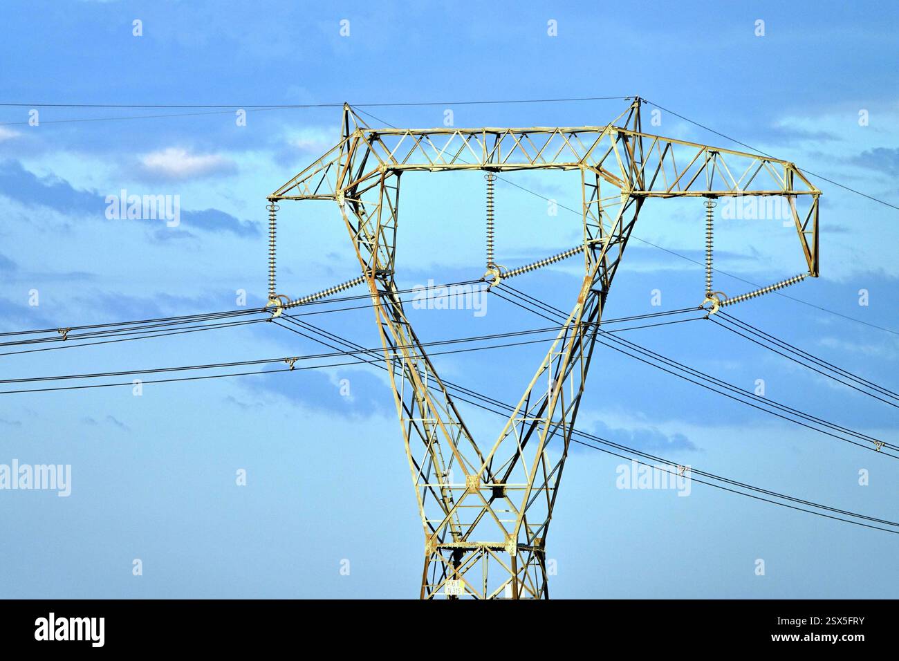 Stromleitungen: Eine Hochspannungsleitung mit 110 kV und eine Hochspannungsleitung mit 220 kV. Stromübertragungsleitungsmasten: Elektrische Hochspannungsfreileitungen am blauen Himmel Stockfoto
