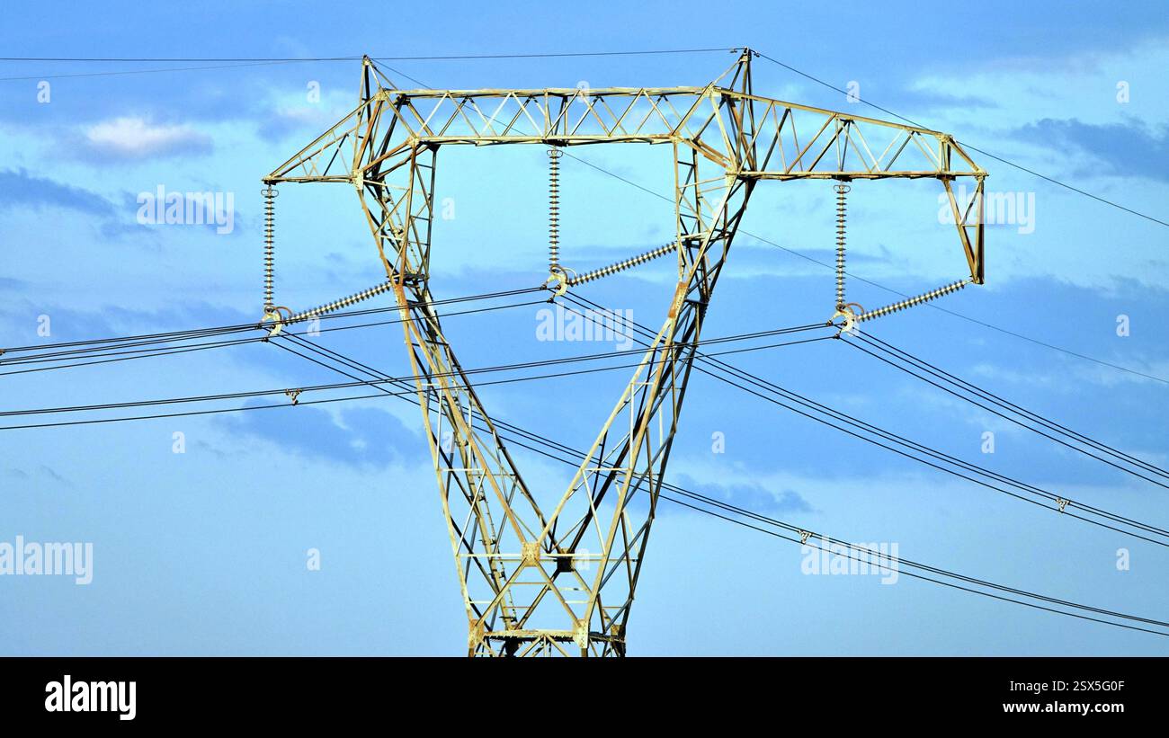 Stromleitungen: Eine Hochspannungsleitung mit 110 kV und eine Hochspannungsleitung mit 220 kV. Stromübertragungsleitungsmasten: Elektrische Hochspannungsfreileitungen am blauen Himmel Stockfoto