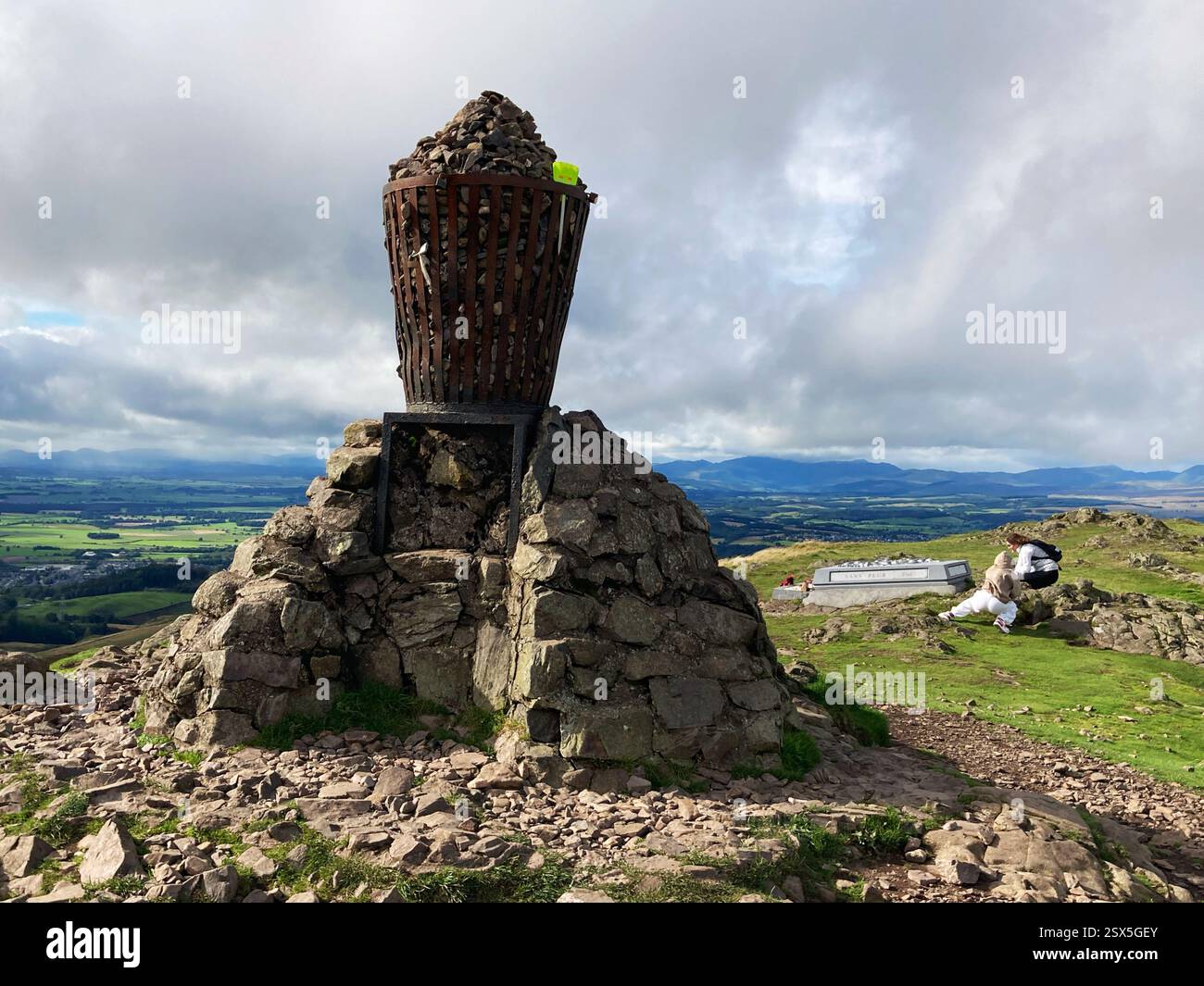 Gipfelklima und Leuchtturm in Dumyat, Ochil Hills, mit Blick auf das Forth Valley, Clackmannanshire, Schottland Stockfoto