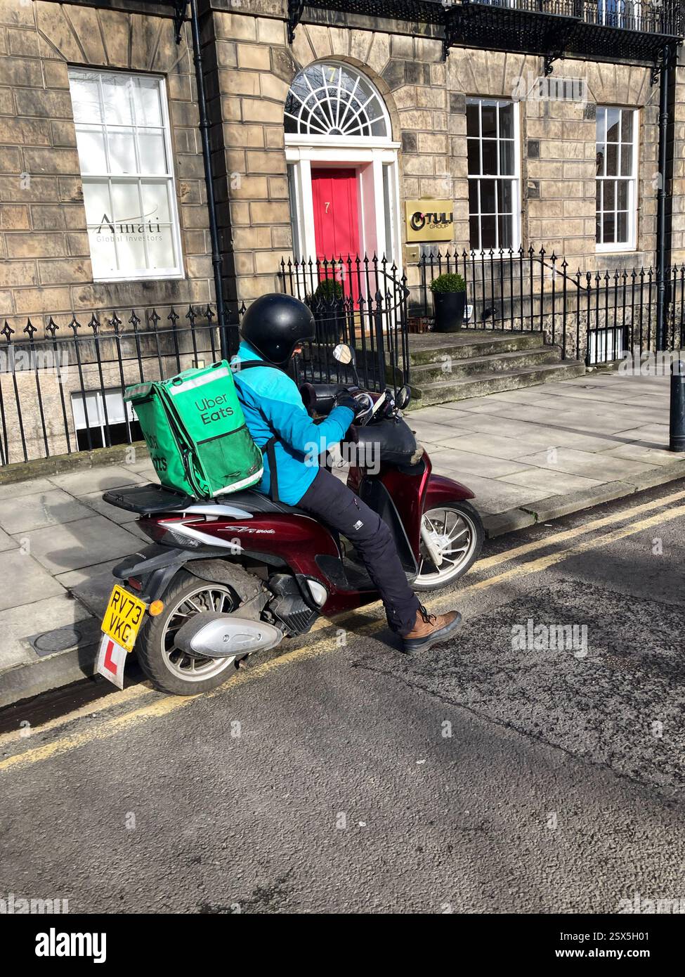 Uber isst Lieferfahrer auf der Straße, Edinburgh, Schottland Stockfoto