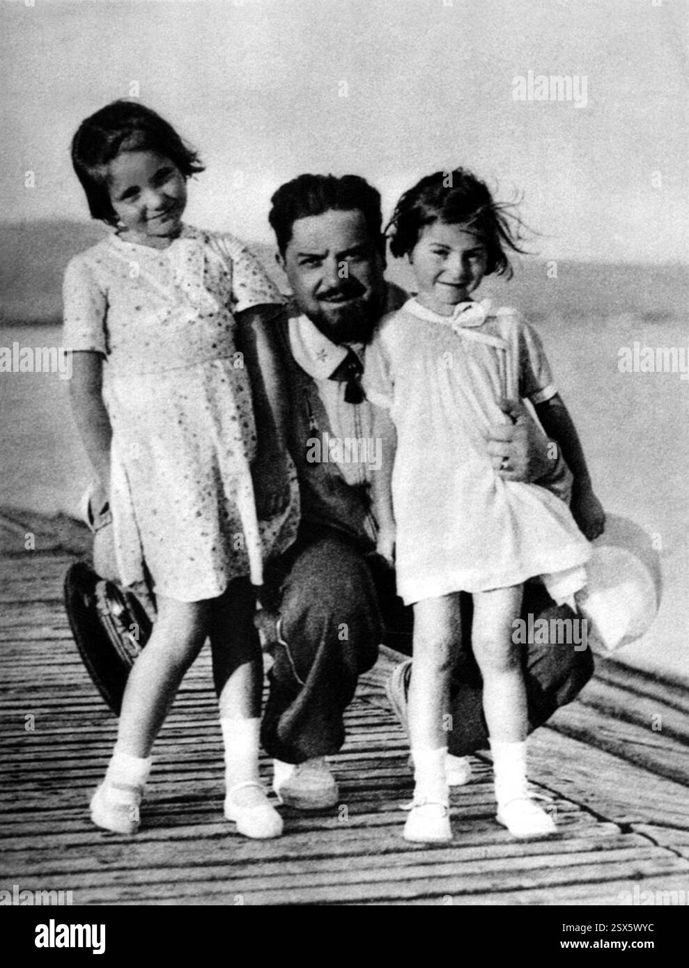 1933 c. , ITALIEN: ITALIENISCHER faschistischer Politiker ITALO BALBO ( 1896–1940) mit den Töchtern Giuliana (* 1926) und Valeria (* 1928). Balbo war ab 1924 mit Emanuela dei conti Florio (1901–1980) verheiratet. Unbekannter Fotograf- ritratto - Porträt - POLITICA - POLITICO - ITALIA - POLITIC - Porträt - ITALIEN - FASCISMO - FASCHISMUS - FASCISTA - ITALIA - ITALIEN - FOTO STORICHE - GESCHICHTE - AVIATORE - LUFTFAHRT - AVIAZIONE - TRANSVOLATORE OCEANICO - TRASVOLATORI OCEANICI OCEANICI - BARD - BARD - BARD - barba - ANNI TRENTA - - ANNI TRENTA - Kindheit - 30 - 30 - Kindheit - Kind - glipfibania - Kindheit - Kind - Kindheit - Kindheit - Kindheit Stockfoto