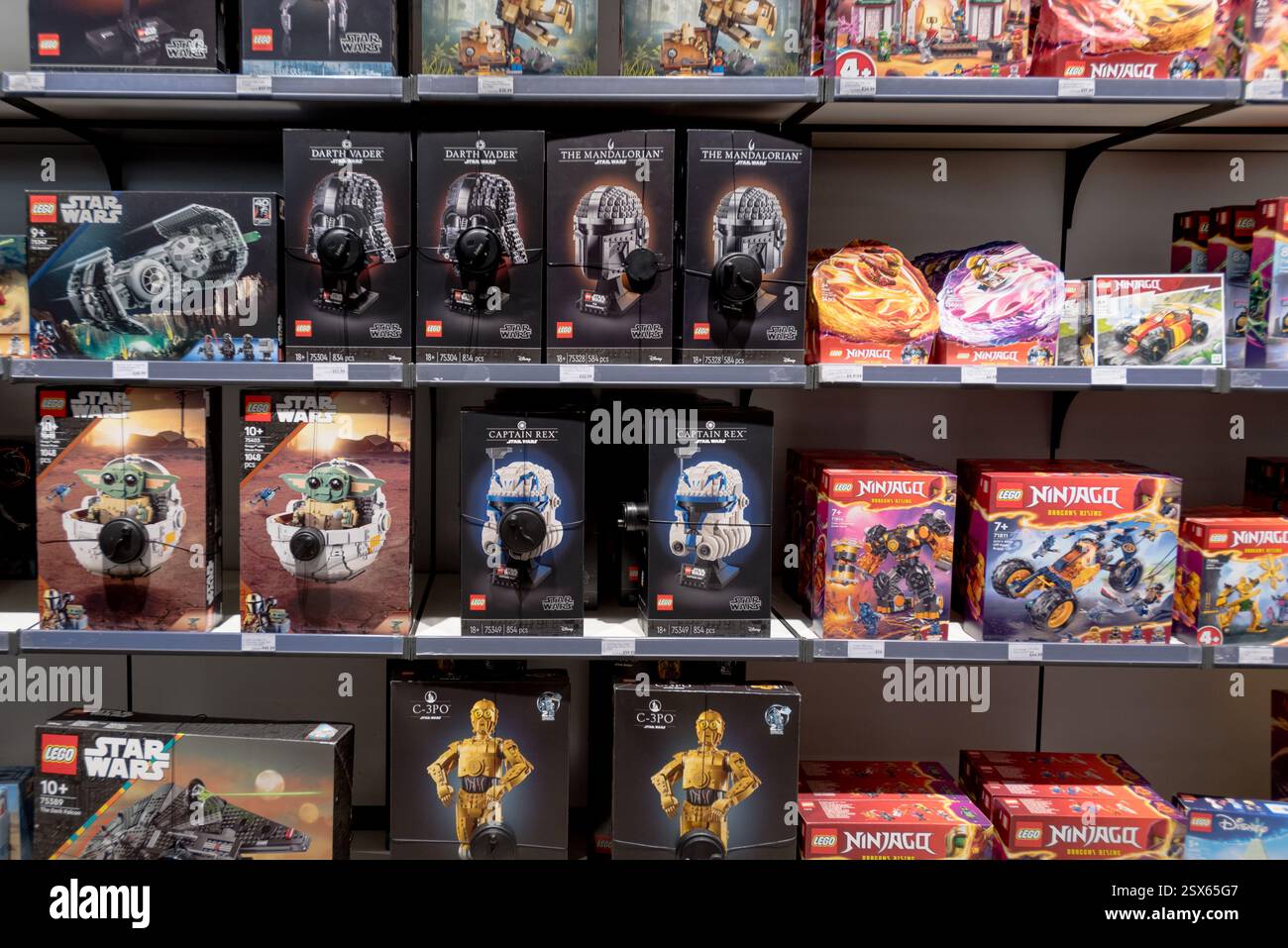 LEGO Spielzeugsets im Regal im Laden Stockfoto