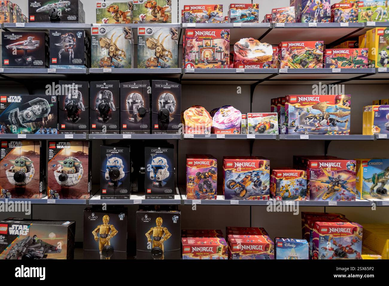 LEGO Spielzeugsets im Regal im Laden Stockfoto