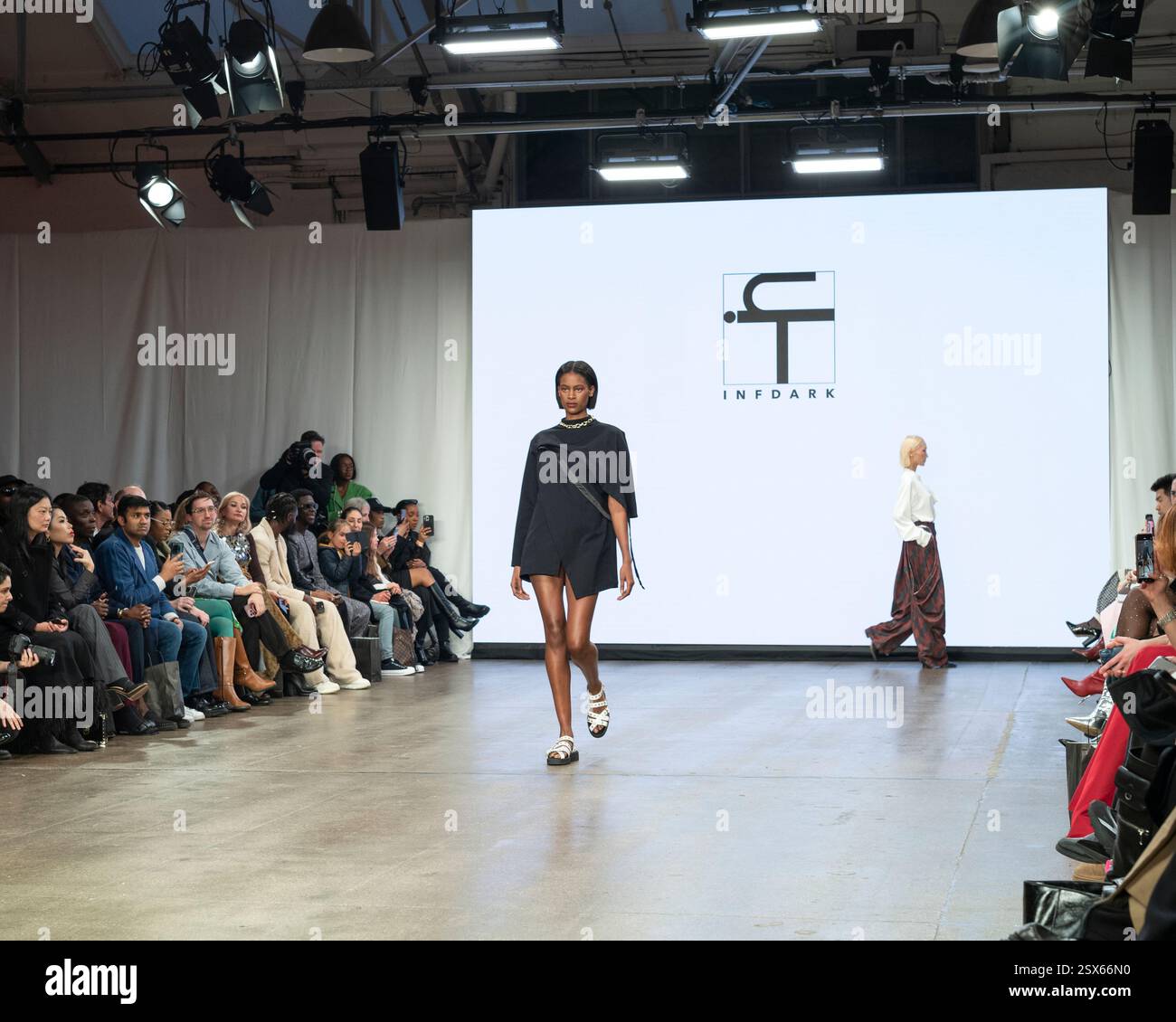 London, Großbritannien. Februar 2025. Fashion Show INFDARK. „Catwalk Show im Fashion Scout, Shoreditch, die die wichtigsten Looks für die London Fashion Week im Februar zeigt Stockfoto