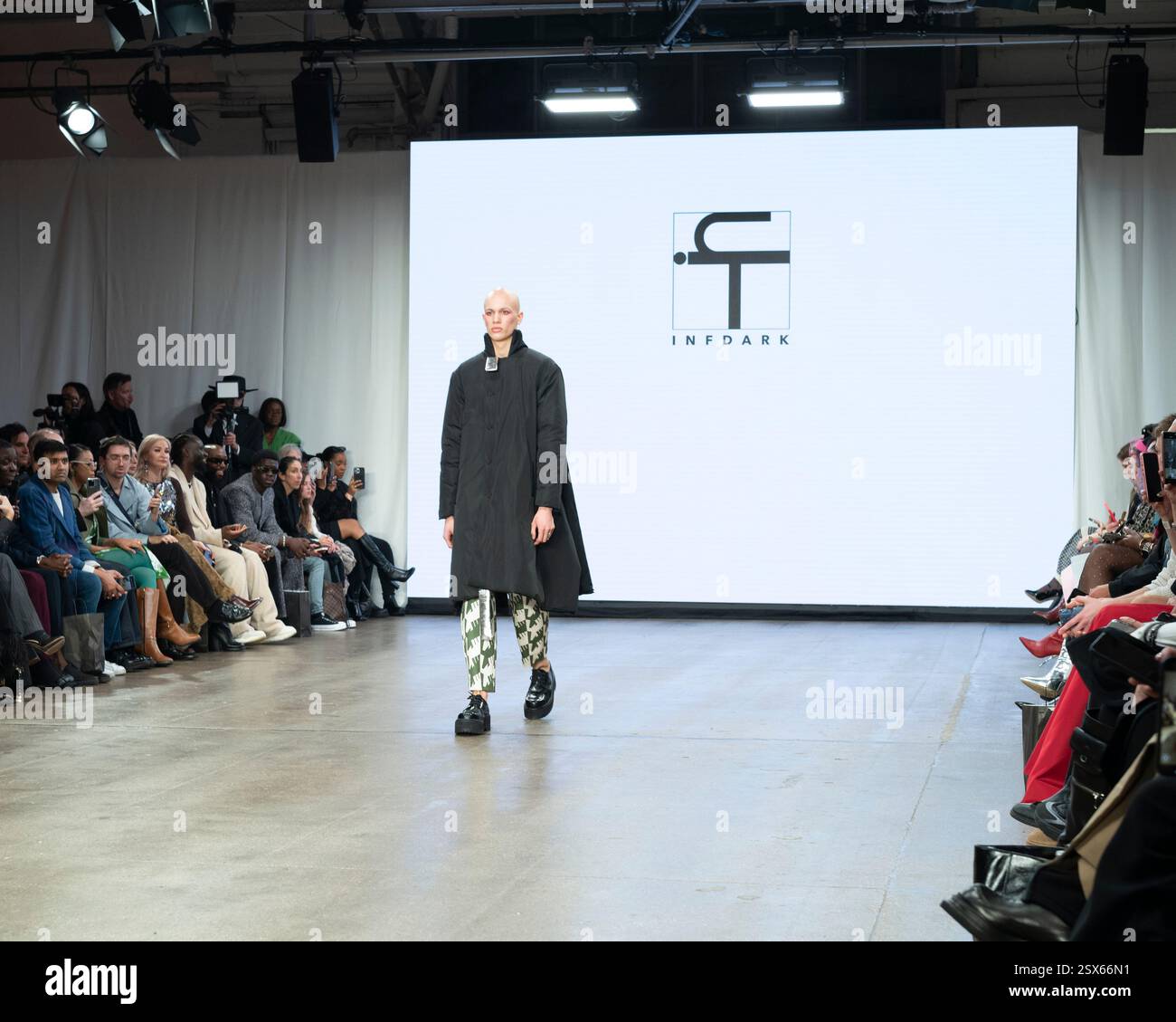 London, Großbritannien. Februar 2025. Fashion Show INFDARK. „Catwalk Show im Fashion Scout, Shoreditch, die die wichtigsten Looks für die London Fashion Week im Februar zeigt Stockfoto