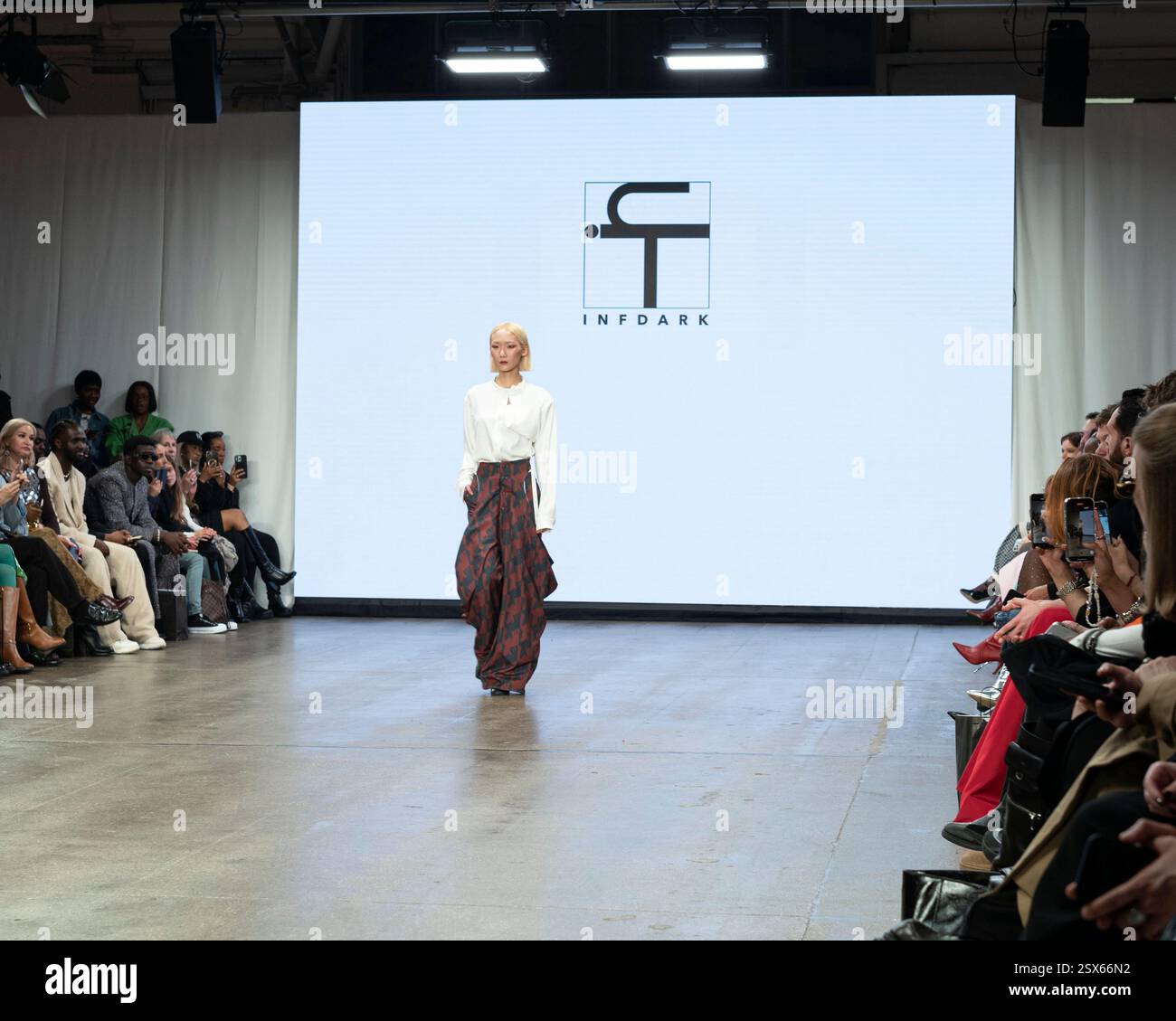 London, Großbritannien. Februar 2025. Fashion Show INFDARK. „Catwalk Show im Fashion Scout, Shoreditch, die die wichtigsten Looks für die London Fashion Week im Februar zeigt Stockfoto