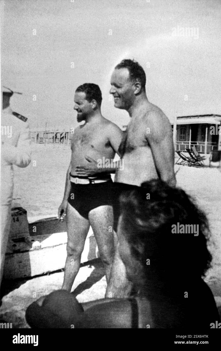1934 c. , LIBYEN : das italienische faschistische Ministro der Luftfahrt ITALO BALBO ( 1896 - 1940 ) mit seinem Mitarbeiter maggiore CLAUDIO BRUNELLI ( Generaldirektor von ETAL Tripoli ) am Strand . Brunelli war an Bord des Flugzeugs , in dem Balbo am 28 . Juni 1940 am Himmel von Tobruk in Libyen starb . UNBEKANNTER FOTOGRAF - MEER - STUTE - SPIAGGIA - RITRATTO - PORTRÄT - POLITICA - POLITITICO - ITALIEN - LIBIA - ITALIA - POLITIC - PORTRÄT - ITALIEN - FASCISMO - FASCHISMUS - FASCISTA - ITALIA - ITALIEN - FOTO STORICHE - GESCHICHTE - AVIATORE - LUFTFAHRT - AVIAZIONE - TRANSVOLATORE OCEANICO - TRASVOLATORI OCEANICI - TRANSVOL Stockfoto