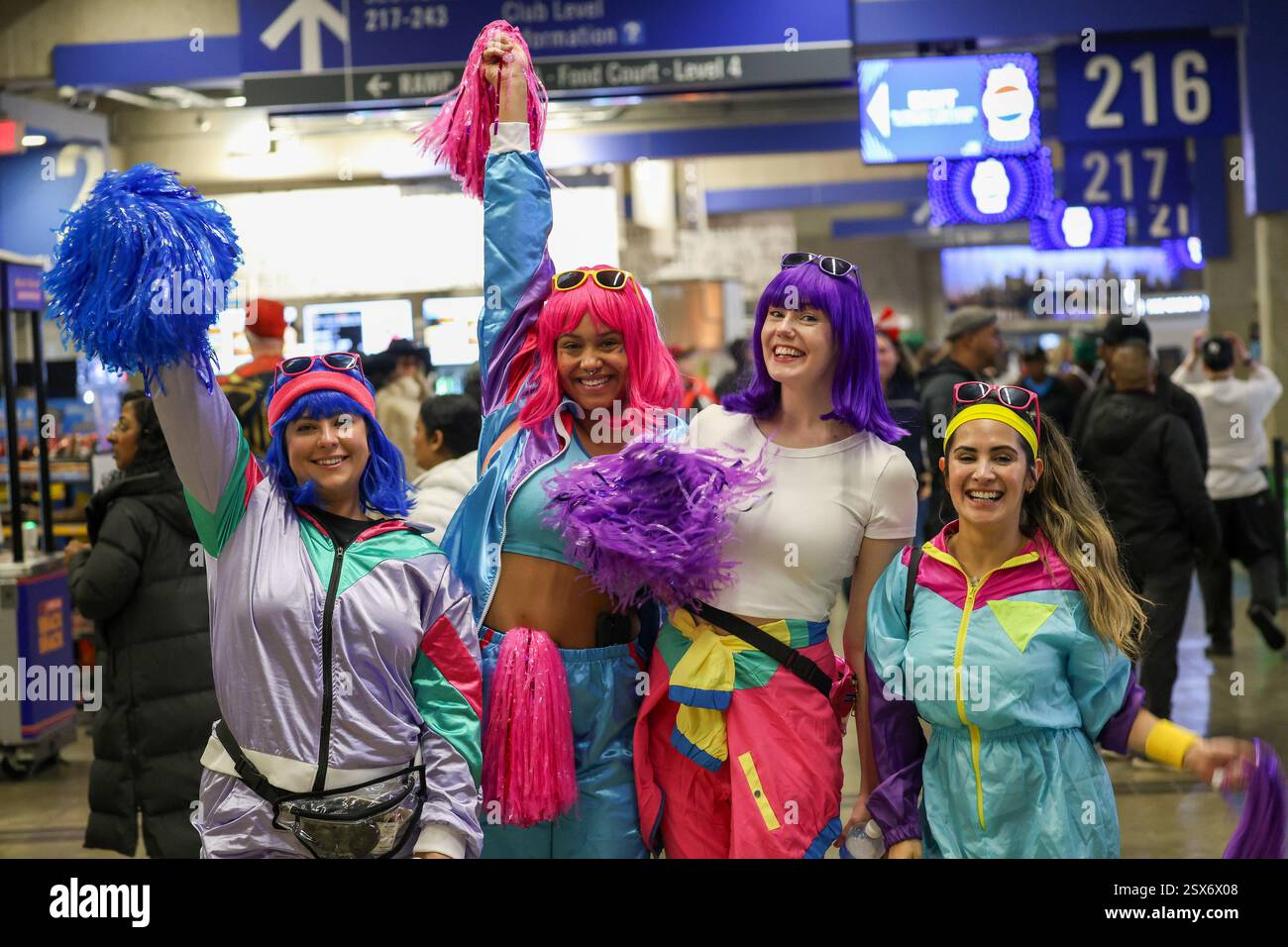 Vancouver, Kanada. Februar 2025. VANCOUVER, BC - 22. FEBRUAR: Fans der World Rugby Sevens Series kleideten sich am 22. Februar im BC Place Stadium in Vancouver, Kanada, zum zweiten Tag der Spiele an {2025}. (Foto: Tomaz Jr/Pximages) Credit: PX Images/Alamy Live News Stockfoto