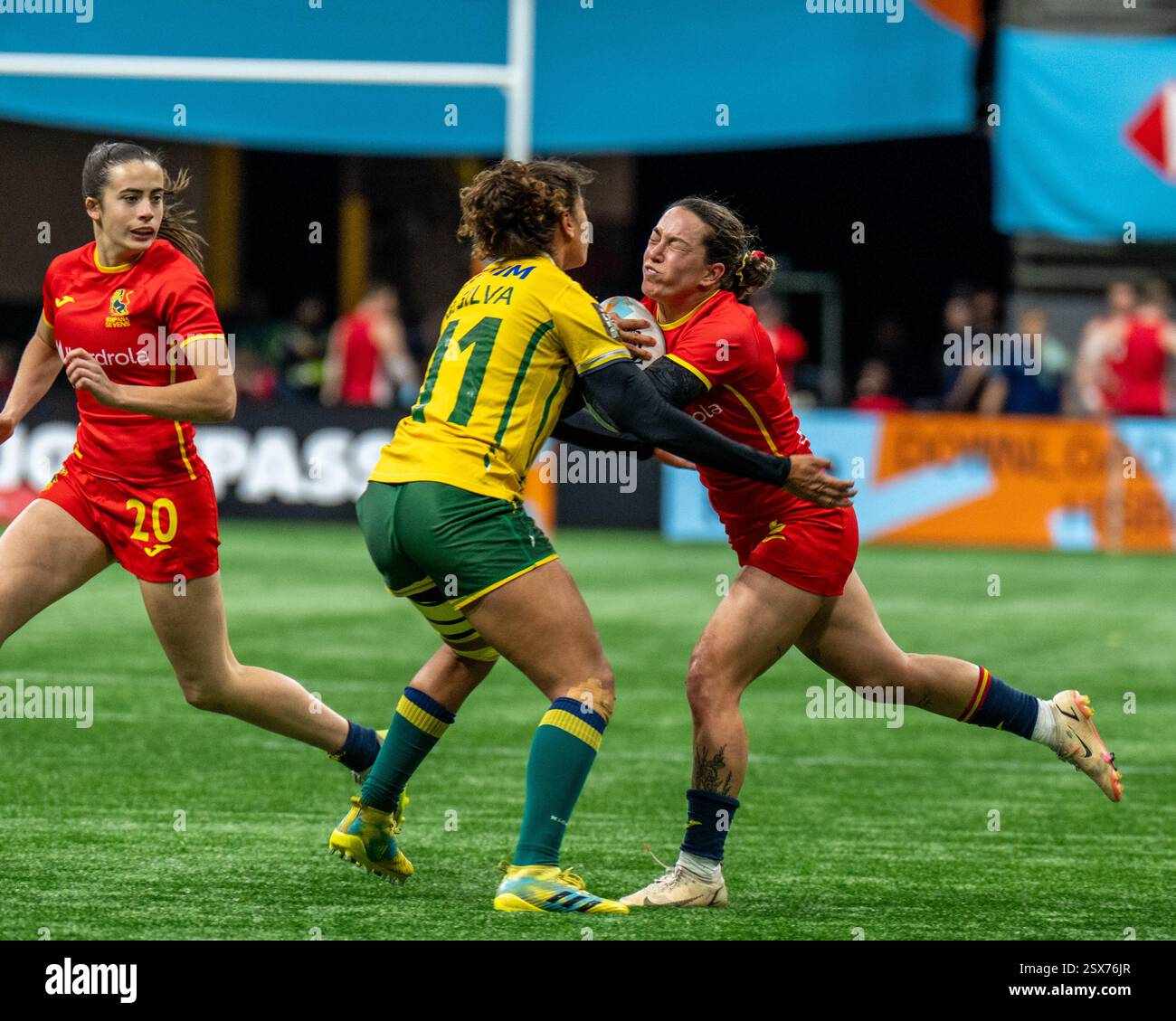 VANCOUVER, KANADA - 22. FEBRUAR 2025: Die Spanierin MARIA GARCIA (rechts) wird beim HSBC SVNS Vancouver Rugby 7s-Spiel 2025 gegen Spanien am ersten Tag am BC Place Vancouver von der brasilianischen BIANCA SILVA (Mitte) angegriffen. Quelle: Joe Ng/Alamy Live News Stockfoto