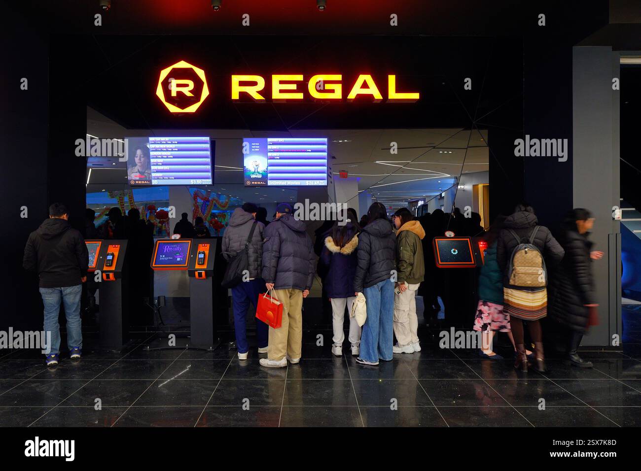 22. Februar 2025, New York City. Chinesen und Chinesen kaufen an einem Ticketkiosk Tickets für den chinesischen animierten Blockbuster „ne Zha 2“ 哪吒2 in einem Regal Theater in Flushing, Queens. Die Filmvorführungen zeigen, dass die meisten Filmvorführungen an diesem Tag ausverkauft waren. Der Film basiert lose auf dem Roman Investiture of the Gods aus dem 16. Jahrhundert von Xu Zhonglin, in dem Ze Nha die Protagonistin der Geschichte ist. 哪吒之魔童鬧海 紐約 哪吒之魔童闹海 纽约 Stockfoto