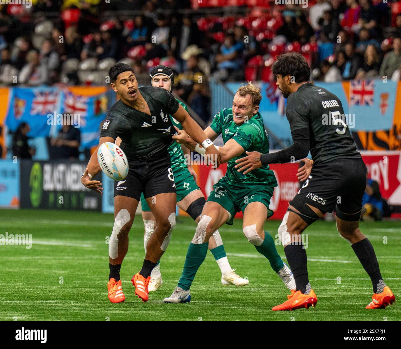 VANCOUVER, KANADA - 22. FEBRUAR 2025: Der Neuseeländer SOFAI MAKA (L) übergibt den Ball an DYLAN COLLIER (R) während des 2025 HSBC SVNS Vancouver Rugby 7s-Spiels gegen Irland am 2. Tag am BC Place, Vancouver. Quelle: Joe Ng/Alamy Live News Stockfoto