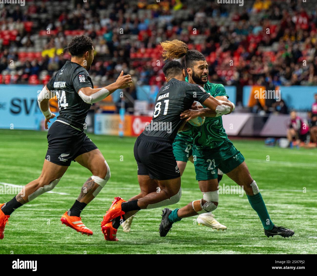 VANCOUVER, KANADA - 22. FEBRUAR 2025: Der irische JOSH COSTELLO (R) wird beim HSBC SVNS Vancouver Rugby 7s-Spiel 2025 gegen Neuseeland am BC Place, Vancouver, vom Neuseeländer SOFAI MAKA (C) angegriffen. Quelle: Joe Ng/Alamy Live News Stockfoto