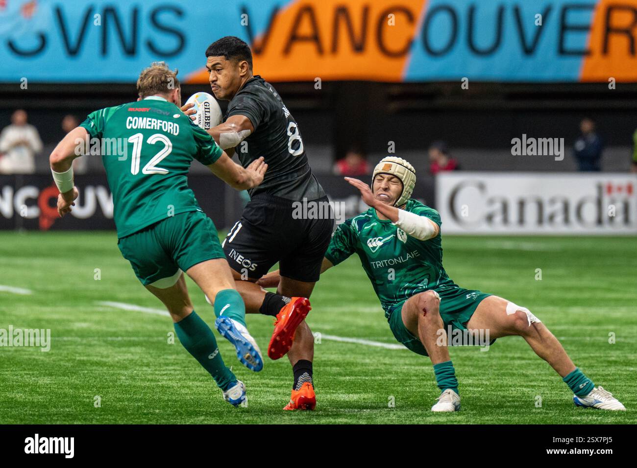VANCOUVER, KANADA - 22. FEBRUAR 2025: Der neuseeländische SOFAI MAKA (C) wird von irischen Spielern während des Spiels der HSBC SVNS Vancouver Rugby 7 gegen Irland am 2. Tag im BC Place, Vancouver, 2025 angegriffen. Quelle: Joe Ng/Alamy Live News Stockfoto