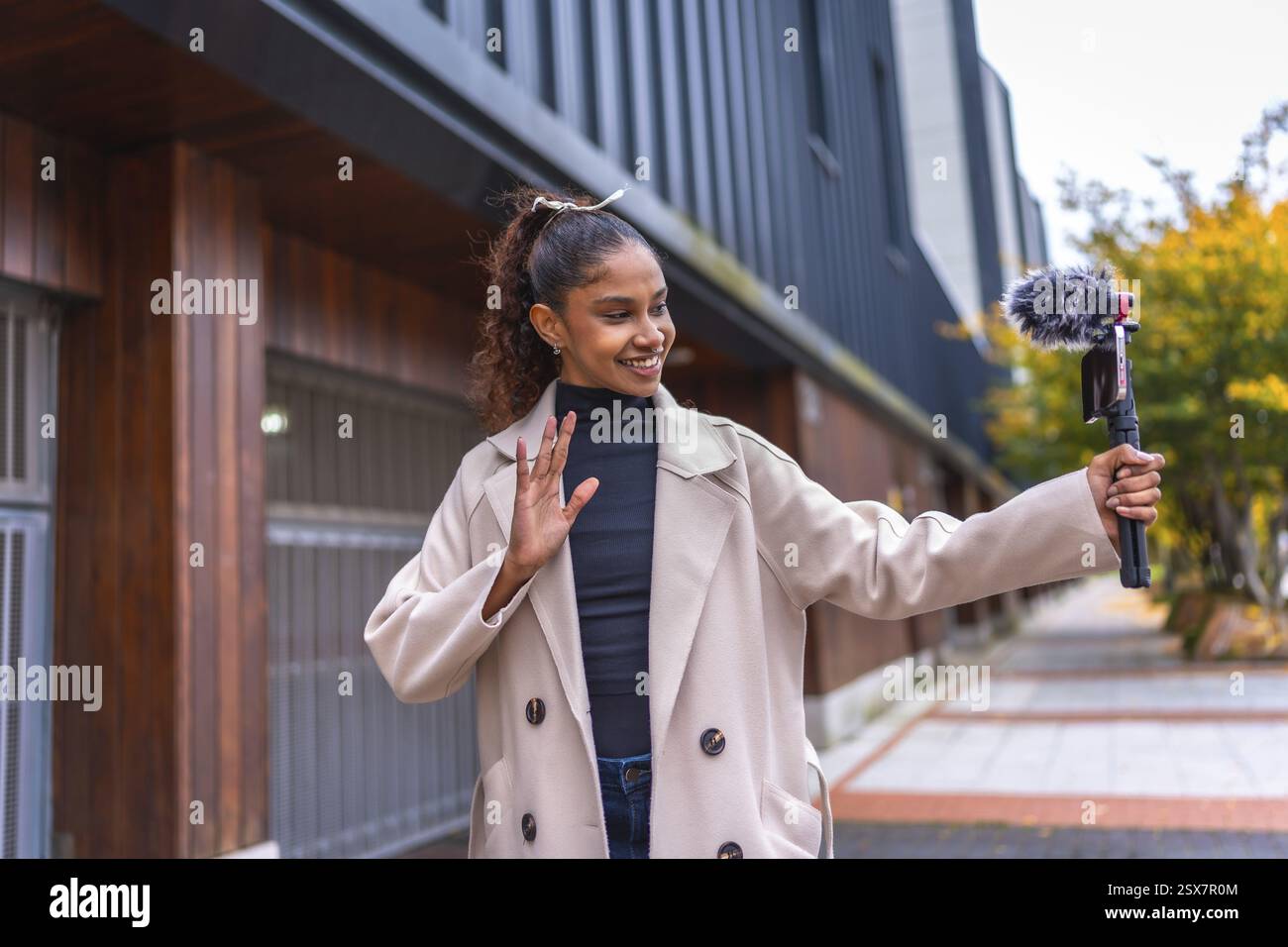 Afro Beauty-Frau streamt online und winkt in der Stadt draußen vor der Kamera Stockfoto