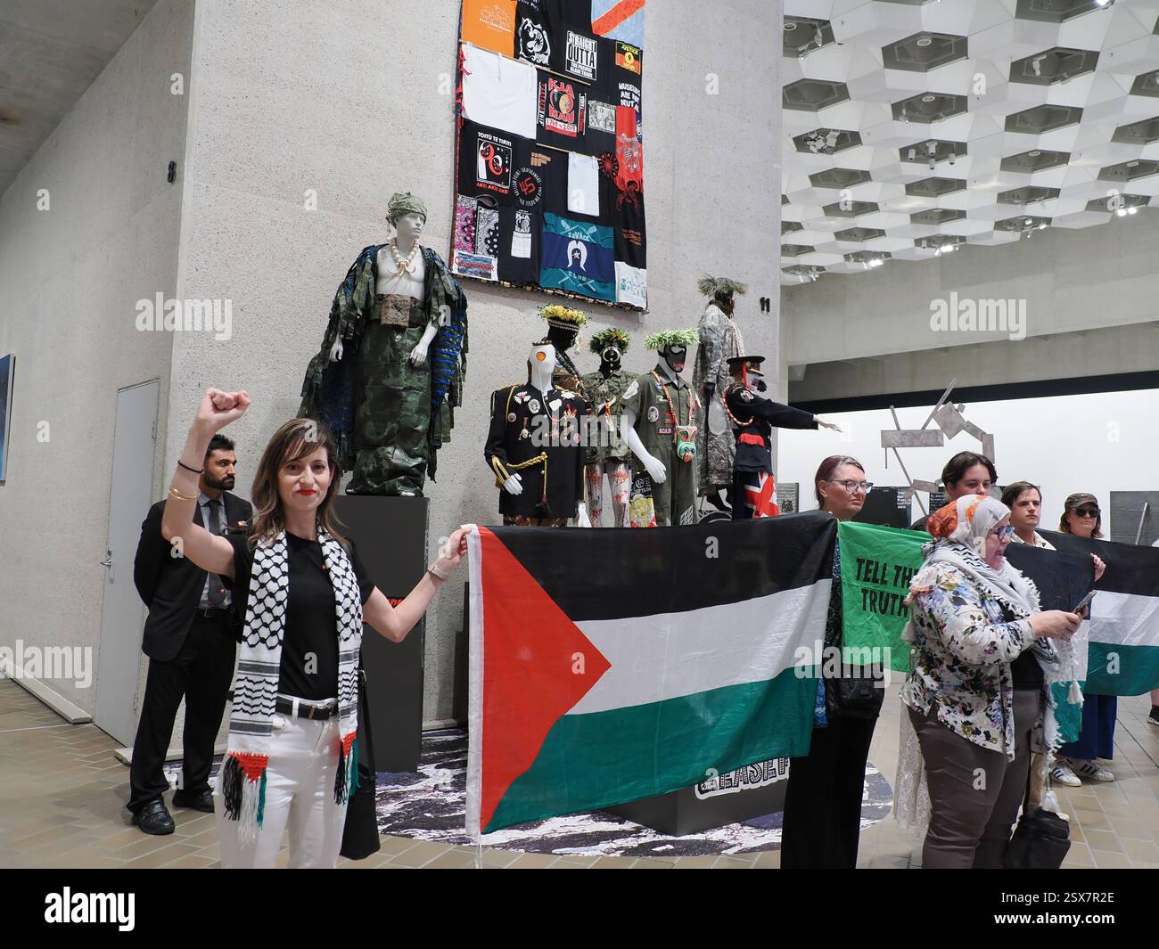 Canberra, Australien. Februar 2025. National Gallery of Austeralia (NGA). In der National Gallery of Australia (NGA) protestieren Sie gegen die Zensur von palästinensischen Flaggen auf einem indigenen Kunstwerk. Link zum Guardian-artikel: https://www.theguardian.com/australia-news/2025/feb/21/national-gallery-of-australia-says-it-covered-palestinian-flags-on-tapestry-after-security-assessment-ntwnfb Credit: Leo Bild/Alamy Live News Stockfoto