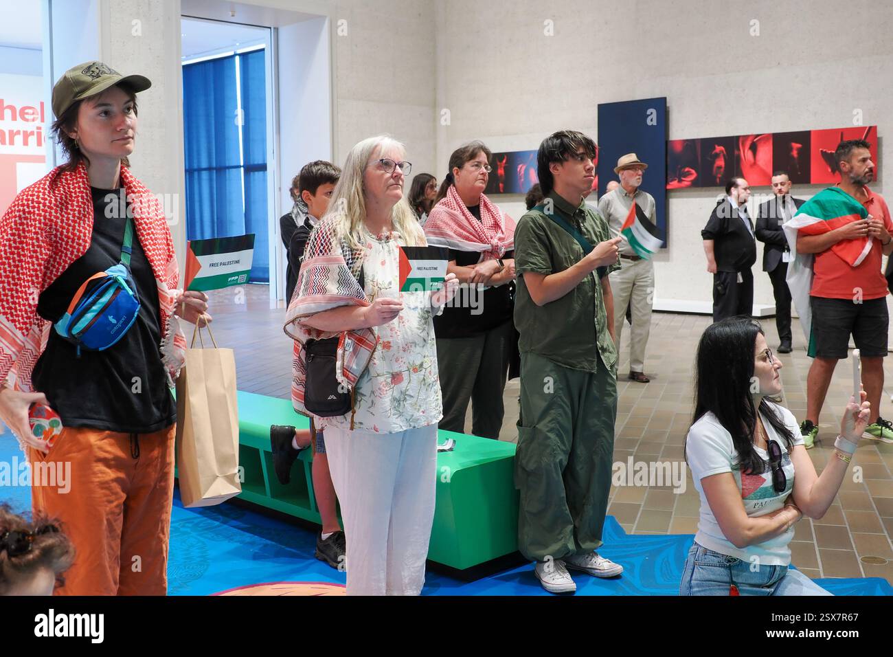 Canberra, Australien. Februar 2025. National Gallery of Austeralia (NGA). In der National Gallery of Australia (NGA) protestieren Sie gegen die Zensur von palästinensischen Flaggen auf einem indigenen Kunstwerk. Link zum Guardian-artikel: https://www.theguardian.com/australia-news/2025/feb/21/national-gallery-of-australia-says-it-covered-palestinian-flags-on-tapestry-after-security-assessment-ntwnfb Credit: Leo Bild/Alamy Live News Stockfoto