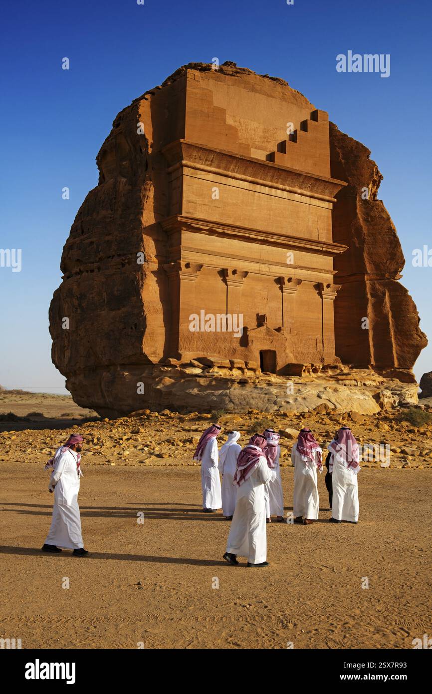 Saudis mit weiblicher Reiseleiterin, Grab von Lihyan, Sohn von Kuza, UNESCO-Stätte Maidan Saleh oder Hegra, Al Ula, Königreich Saudi-Arabien Stockfoto