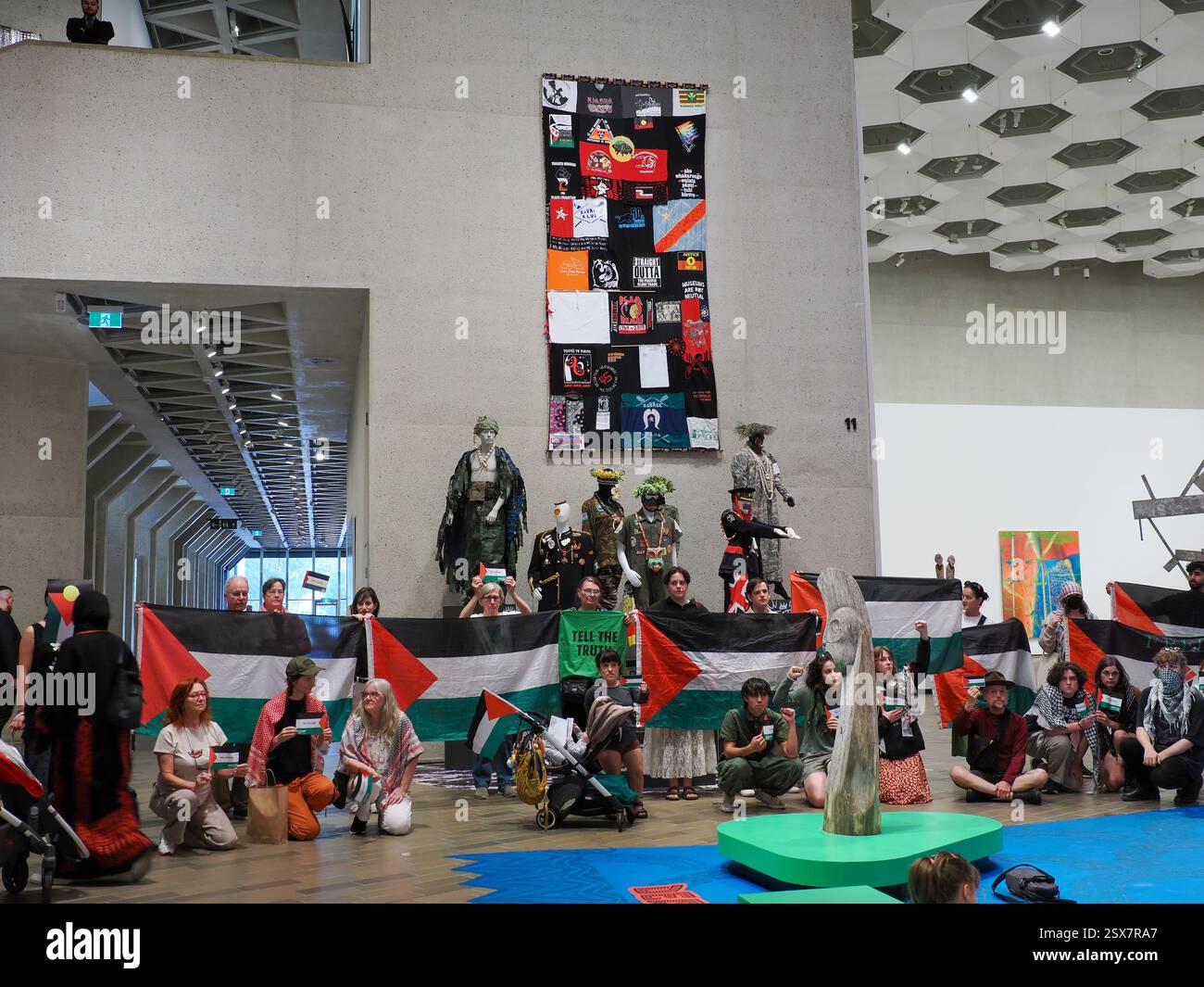 Canberra, Australien. Februar 2025. National Gallery of Austeralia (NGA). In der National Gallery of Australia (NGA) protestieren Sie gegen die Zensur von palästinensischen Flaggen auf einem indigenen Kunstwerk. Link zum Guardian-artikel: https://www.theguardian.com/australia-news/2025/feb/21/national-gallery-of-australia-says-it-covered-palestinian-flags-on-tapestry-after-security-assessment-ntwnfb Credit: Leo Bild/Alamy Live News Stockfoto