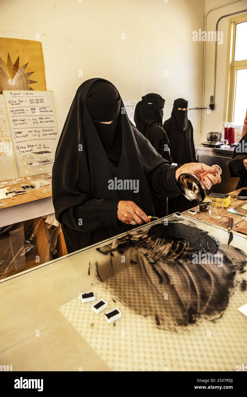 Herstellung von Aquarellfarben aus Sandstein, Madrasat Ad Deera, College of Craftsmanship, Al Jadidah Art District, Al Ula, Saudi Arabien, Asien Stockfoto