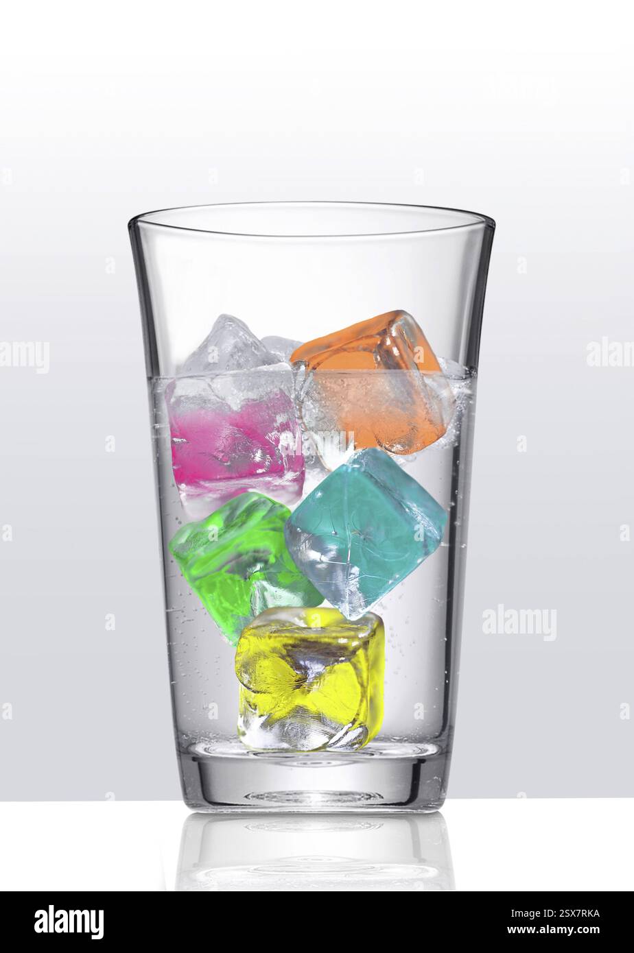 Wasserglas mit farbigen Eiswürfeln Stockfoto