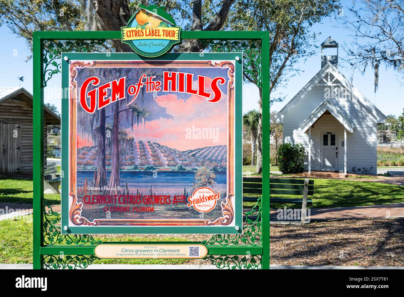 Clermont Historic Village mit Schild für die Lake County Citrus Label Tour am Lake Minneola in Clermont, Florida. (USA) Stockfoto