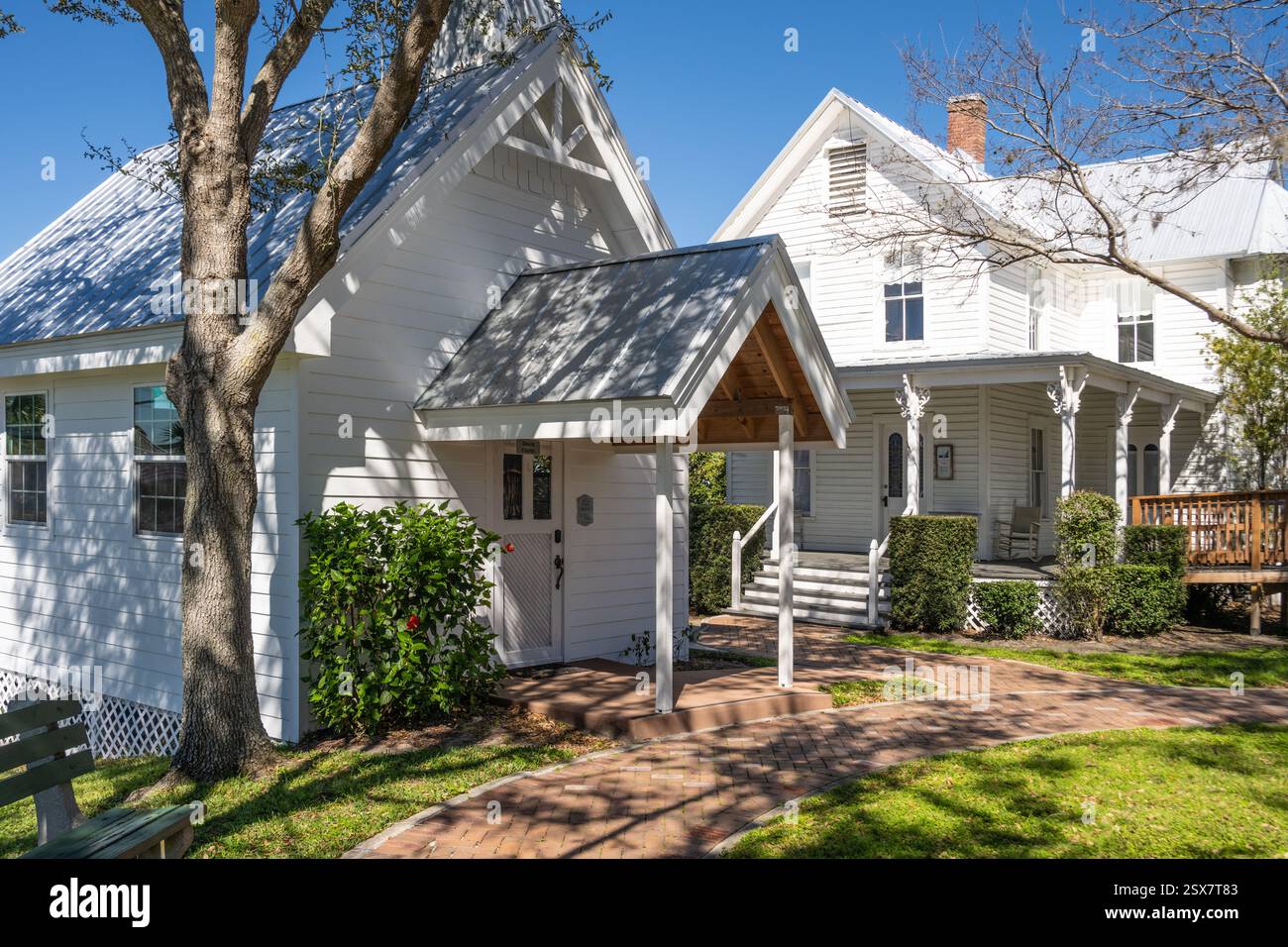 Grace Chapel und das Kern House im historischen Clermont Village am Lake Minneola in Clermont, Florida. (USA) Stockfoto