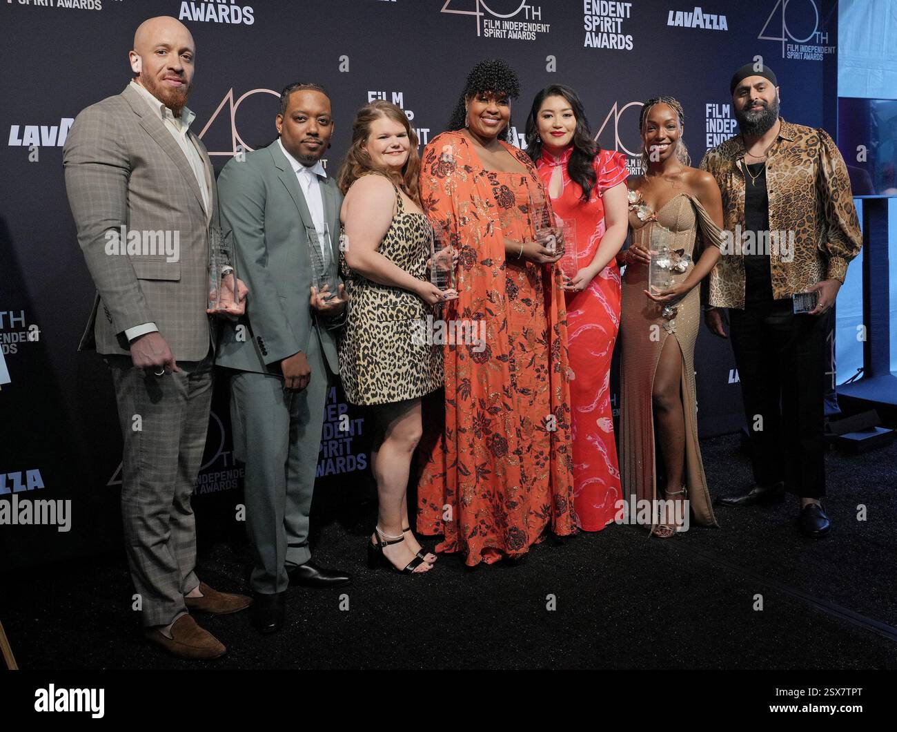 Los Angeles, USA. Februar 2025. (L-R) KeiLyn Durrel Jones, Chris Powell, Michelle McLeod, Natasha Rothwell, Jaylee Hamidi, Elle Lorraine und Arkie Kandola, Gewinner des Best Ensemble Cast in a New Scripted Series Award für „How to die Alone“ posieren im Presseraum bei den Film Independent Spirit Awards 2025 am Santa Monica Beach in Santa Monica, KALIFORNIEN am Samstag, ? Februar 2025. (Foto: Sthanlee B. Mirador/SIPA USA) Credit: SIPA USA/Alamy Live News Stockfoto