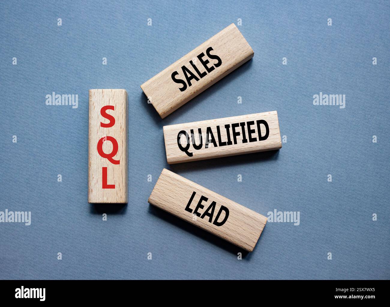 SQL - qualifizierter Lead für Vertrieb. Holzwürfel mit SQL-Wörtern. Schöner grauer Hintergrund. Business- und SQL-Konzept. Kopierbereich. Stockfoto