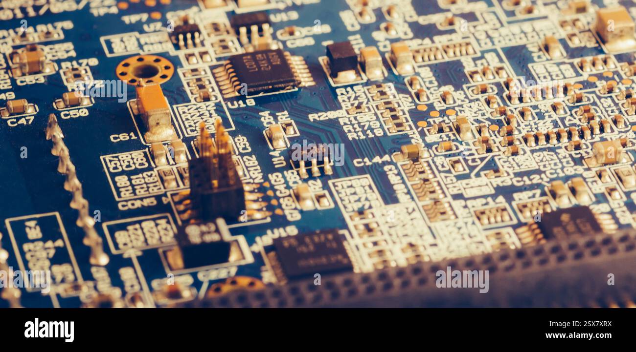 Elektronische Komponenten, Chips, Kondensatoren auf der blauen pcb, die Ansicht zu schließen. Konzept Stockfoto