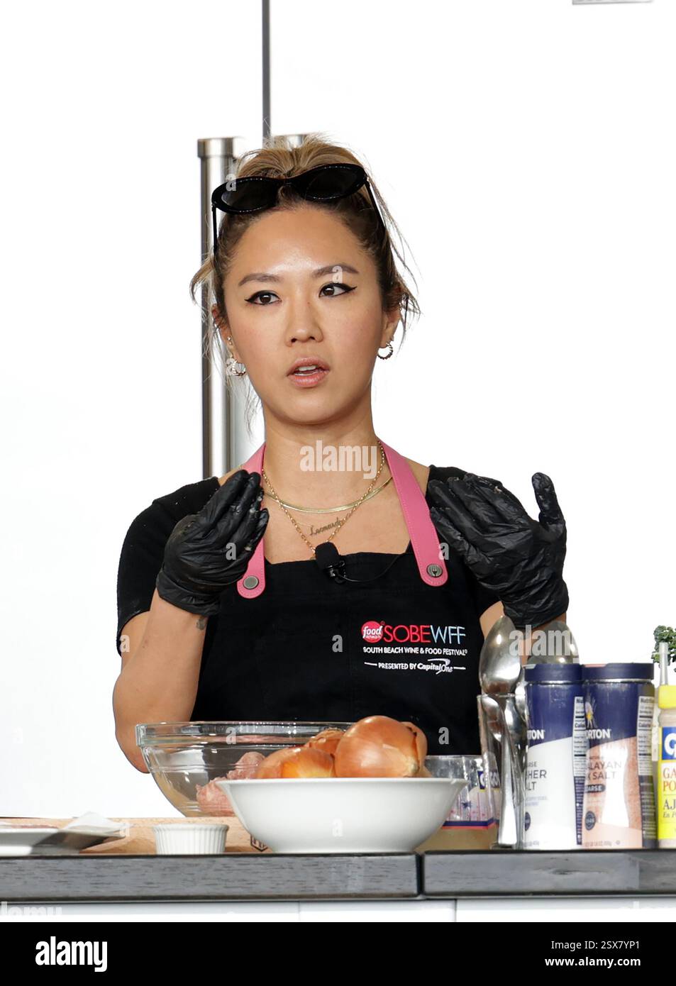 Miami, Vereinigte Staaten Von Amerika. Februar 2025. MIAMI BEACH, FL - 22. FEBRUAR: Esther Choi wird während der SOBEWFF 2025 im Grand Tasting Village am 22. Februar 2025 in Miami Beach, Florida, gesehen. (Foto: Alberto E. Tamargo/SIPA USA) Credit: SIPA USA/Alamy Live News Stockfoto