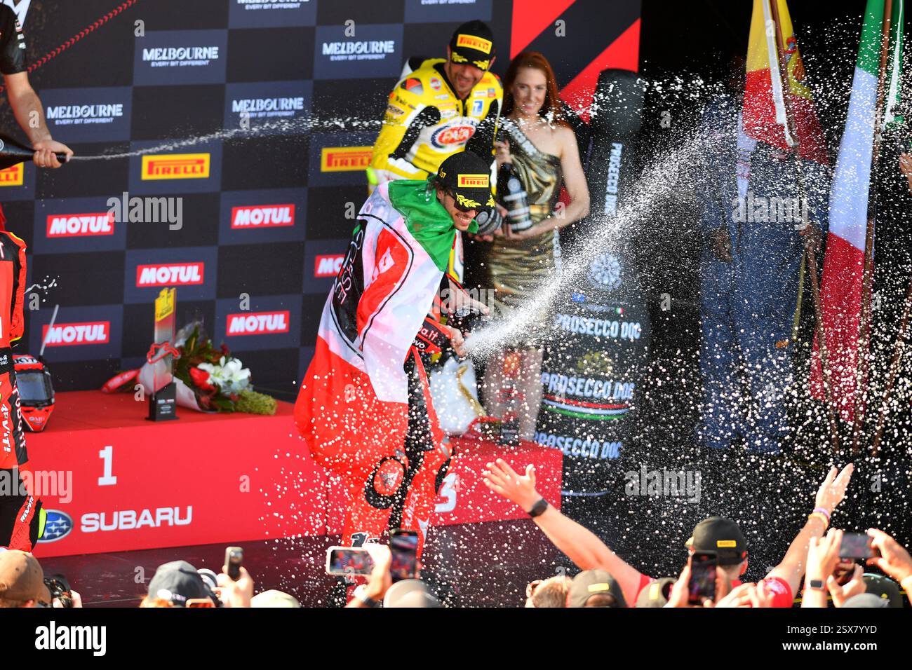MELBOURNE, AUSTRALIEN. Februar 2025. Im Bild: Nicolo BULEGA (ITA) #11, World Superbike feiert das Champagnerspritzen auf die Fans, nachdem sie das gesamte Wochenende in Runde 1 dominiert haben, sowohl Rennen 1 als auch Rennen 2 gewonnen und das ganze Wochenende über die Zeiten durchweg übertroffen haben. Der italienische Ducati-Fahrer Bulega fährt für Aruba. Es Racing Ducati auf einem Panigale V4R, hier auf dem Podium des World Superbike Race 2, Phillip Island Circuit, Melbourne, Australien. Quelle: Karl Phillipson / Alamy Live News Stockfoto