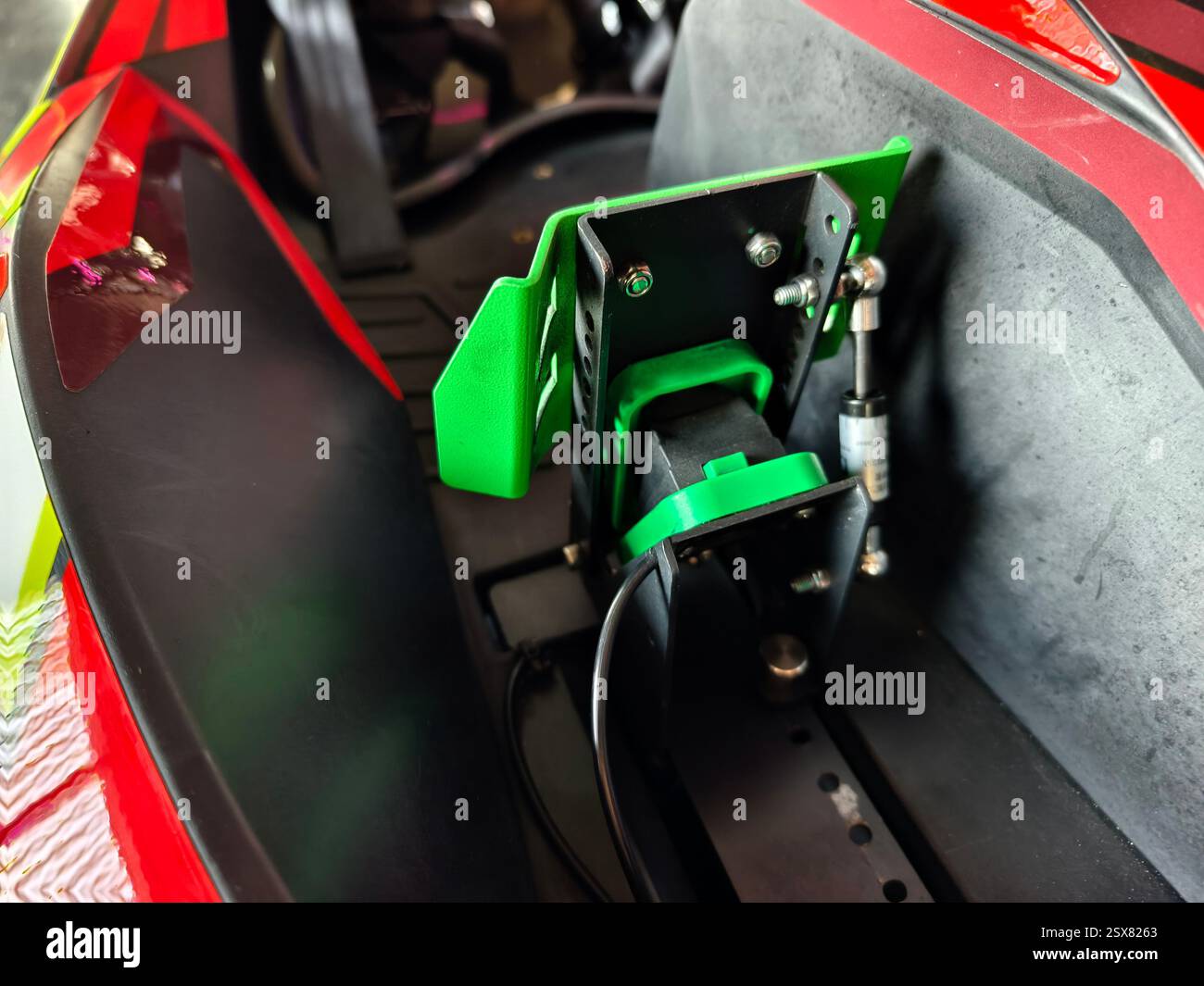 Neue Elektro-Gokarts auf der modernen Indoor-Rennstrecke Stockfoto