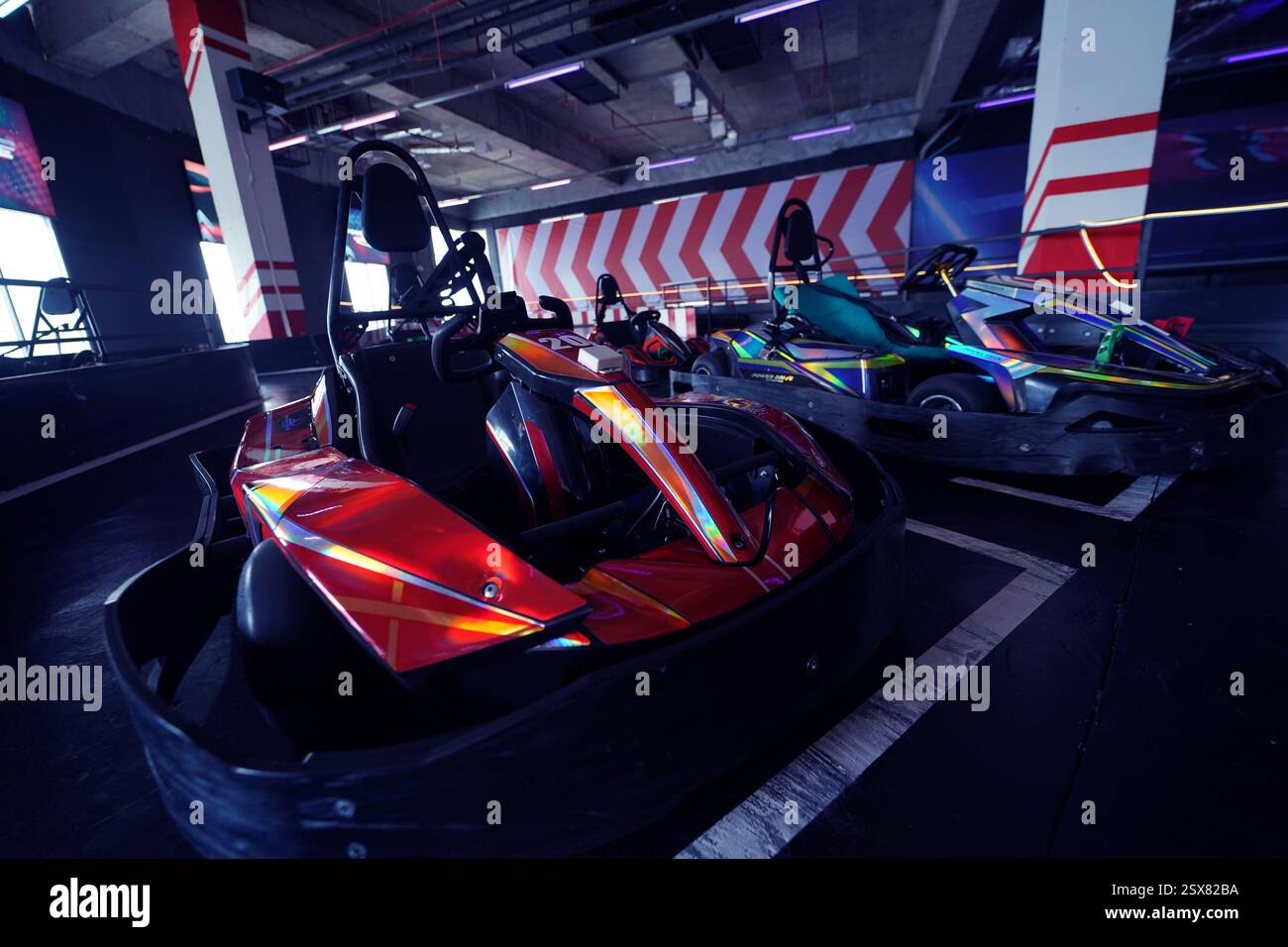 Neue Elektro-Gokarts auf der modernen Indoor-Rennstrecke Stockfoto