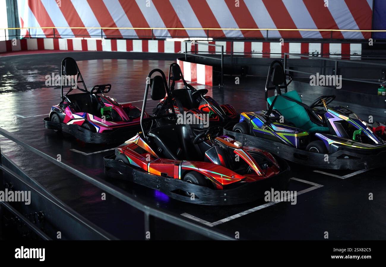 Neue Elektro-Gokarts auf der modernen Indoor-Rennstrecke Stockfoto