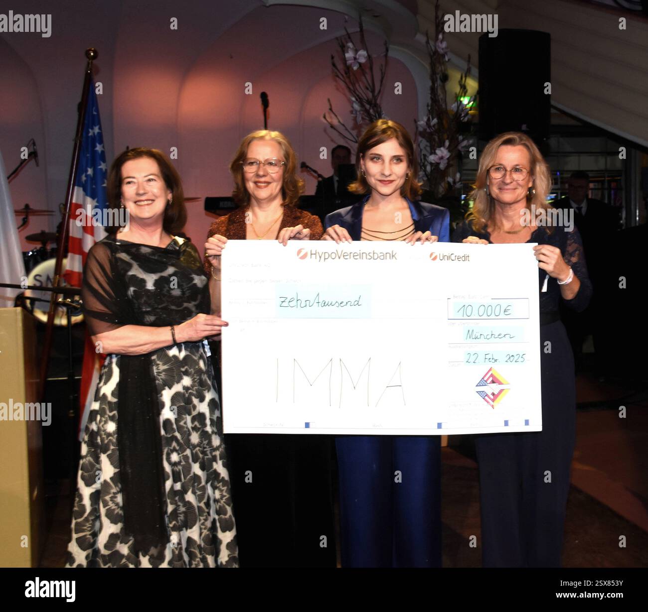 Andrea Hellmann GAWC-Praesidentin Sabine Wieninger, Geschaeftsfuehrerinnen von IMMA Karitative Einrichtung Mona Meiller Saengerin Scheckueberreichung von 10000 Euro- Gundula Brunner Geschaeftsfuehrerin. IMMA München 22.02,2025 Hotel Bayerischer Hof Magnolienball Deutsch Amerikanischer Frauenclub *** Andrea Hellmann GAWC Präsidentin Sabine Wieninger, Geschäftsführerin der IMMA Wohltätigkeitseinrichtung Mona Meiller Saengerin Präsentation eines Schecks über 10.000 Euro Gundula Brunner Geschäftsführerin IMMA München 22 02,2025 Hotel Bayerischer Hof Magnolia Ball German American Womens Club Stockfoto