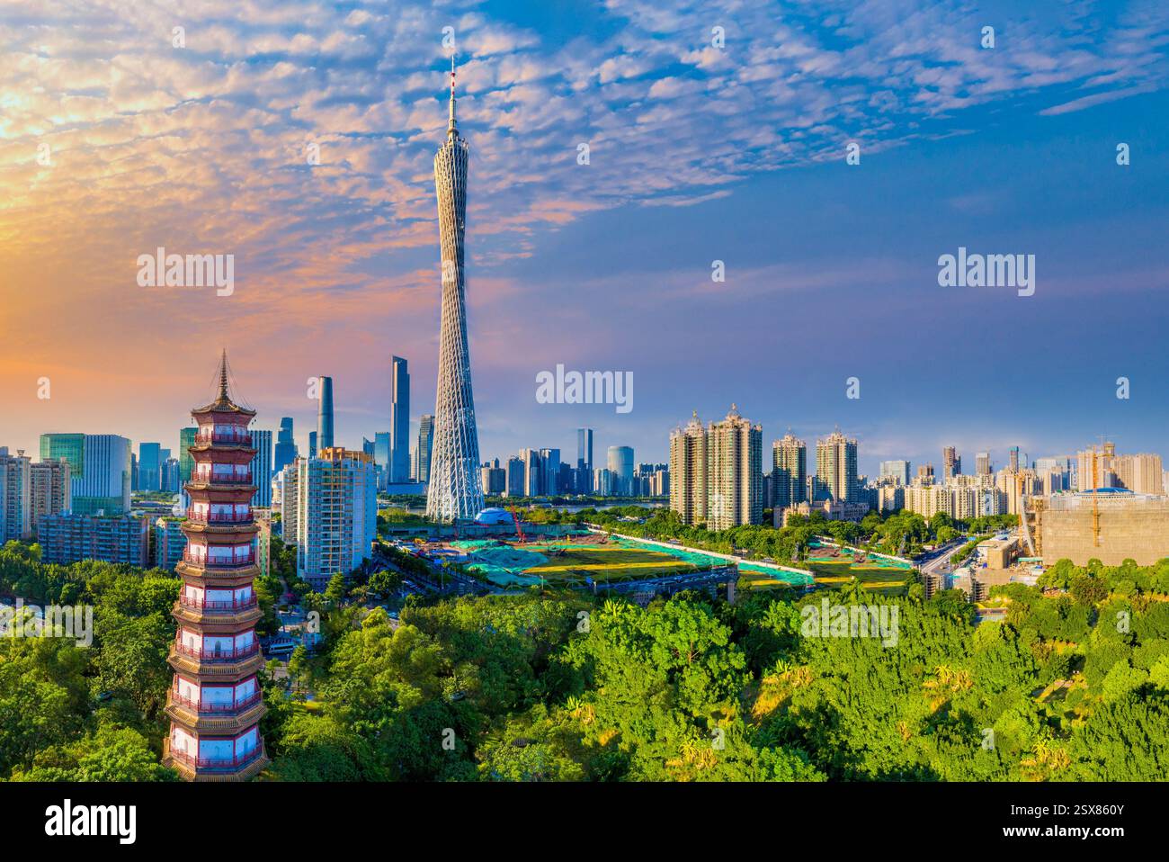 Guangzhou Tower und Chigang Tower in Guangzhou, China Stockfoto