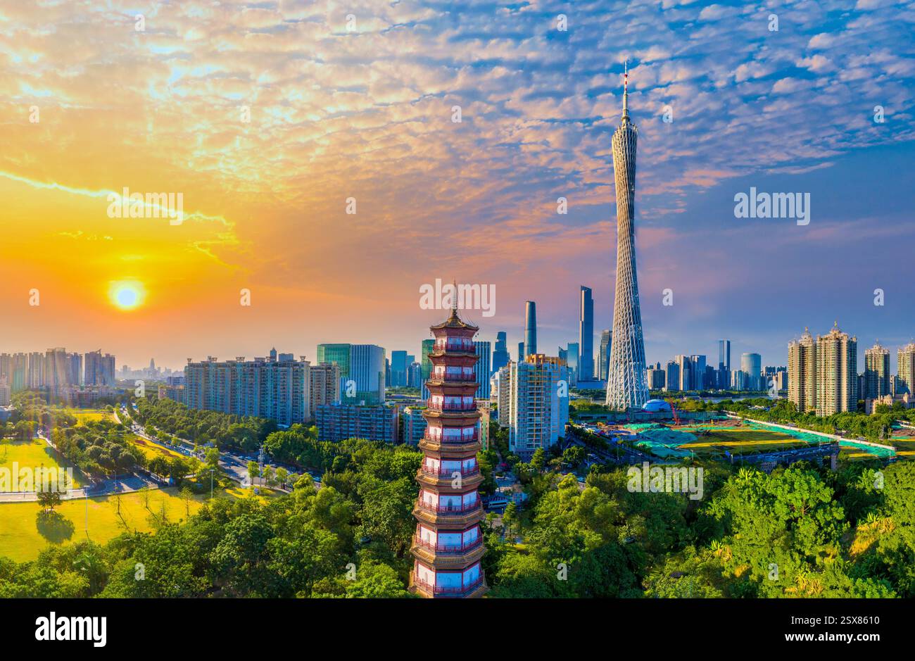 Guangzhou Tower und Chigang Tower in Guangzhou, China Stockfoto