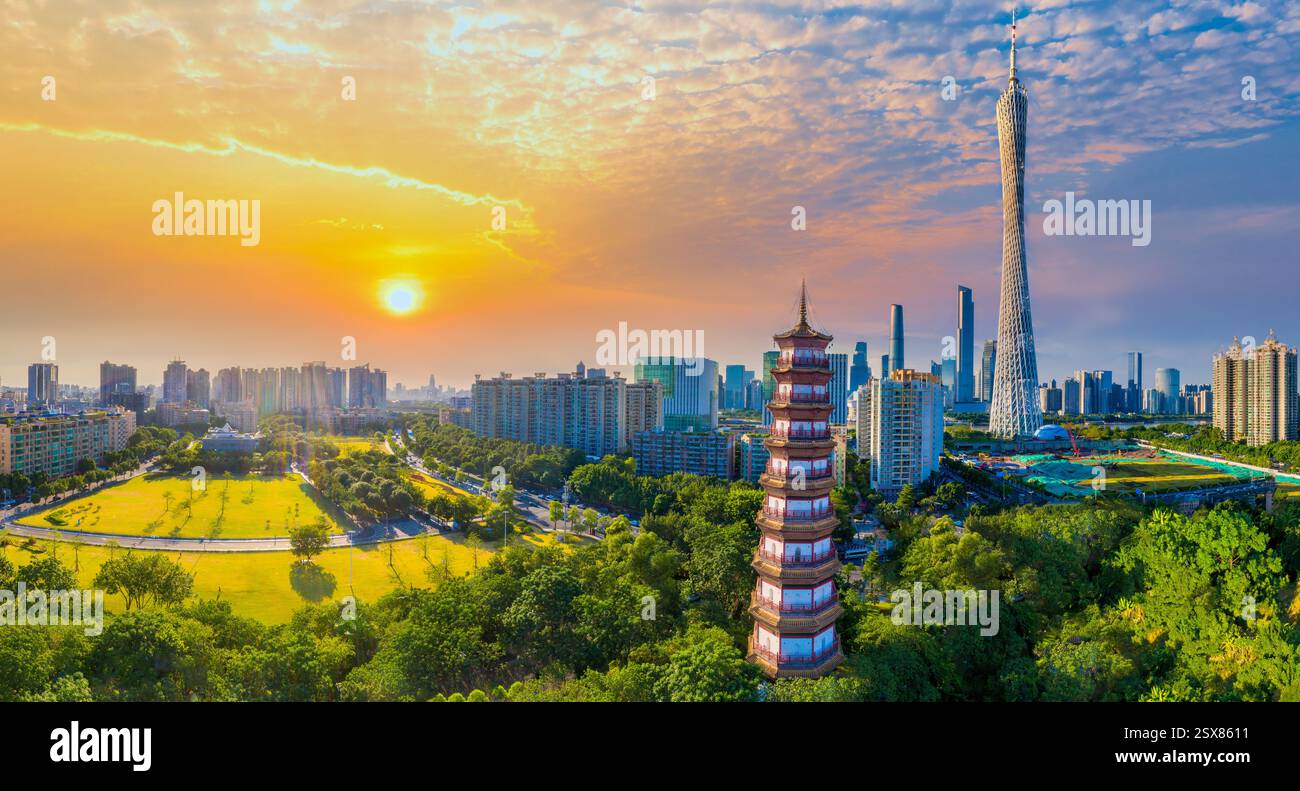 Guangzhou Tower und Chigang Tower in Guangzhou, China Stockfoto