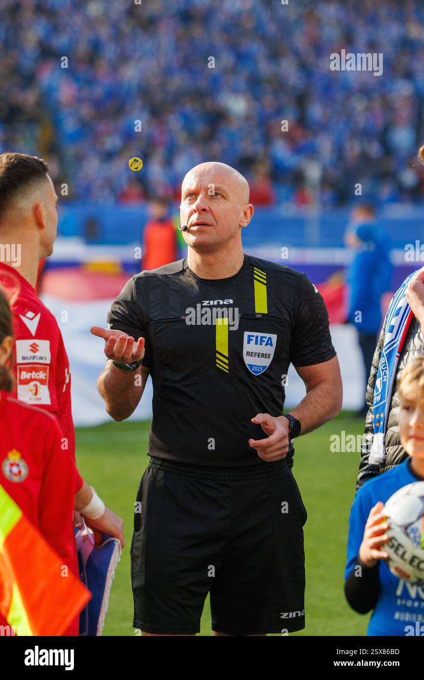 CHORZOW, POLEN, 22. Februar 2025, Ein Fußballspiel in der ersten polnischen Liga zwischen RUCH CHORZOW UND WISLA KRAKAU, OP: SZYMON MARCINIAK Credit: Piotr Front/Alamy Live News Stockfoto