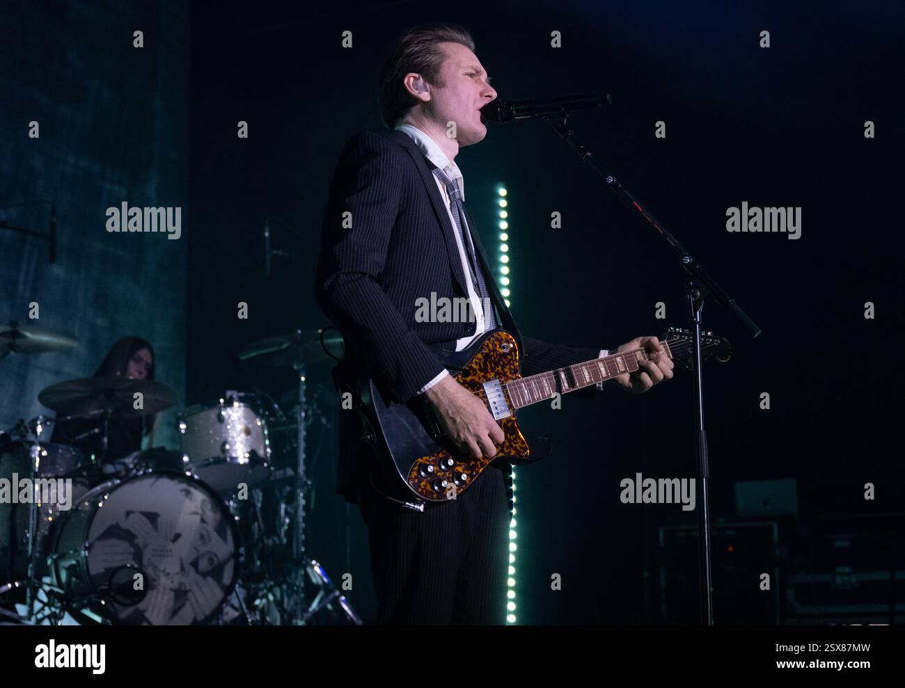 München, Deutschland. Februar 2025. Alex Kapranos, Sänger und Gitarrist, und Audrey Tait, Schlagzeuger der schottischen Band Franz Ferdinand, gehen auf die Bühne in der Muffathalle. Die Band startet ihre Deutschlandtournee zur Unterstützung ihres neuen Albums The Human Fear. Quelle: Sven Hoppe/dpa/Alamy Live News Stockfoto