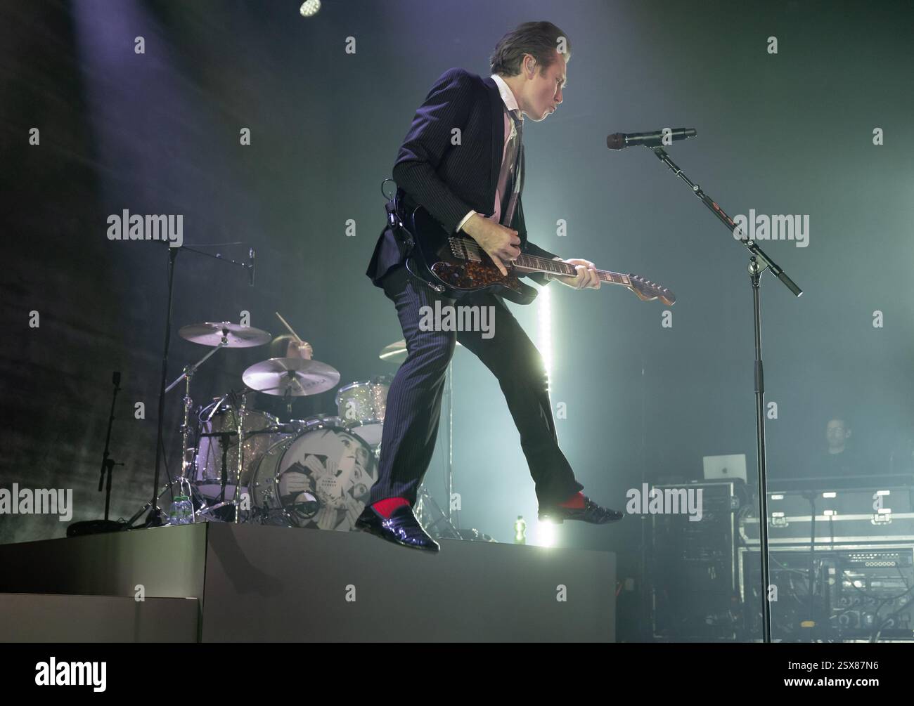 München, Deutschland. Februar 2025. Alex Kapranos, Sänger und Gitarrist, und Audrey Tait, Schlagzeuger der schottischen Band Franz Ferdinand, gehen auf die Bühne in der Muffathalle. Die Band startet ihre Deutschlandtournee zur Unterstützung ihres neuen Albums The Human Fear. Quelle: Sven Hoppe/dpa/Alamy Live News Stockfoto