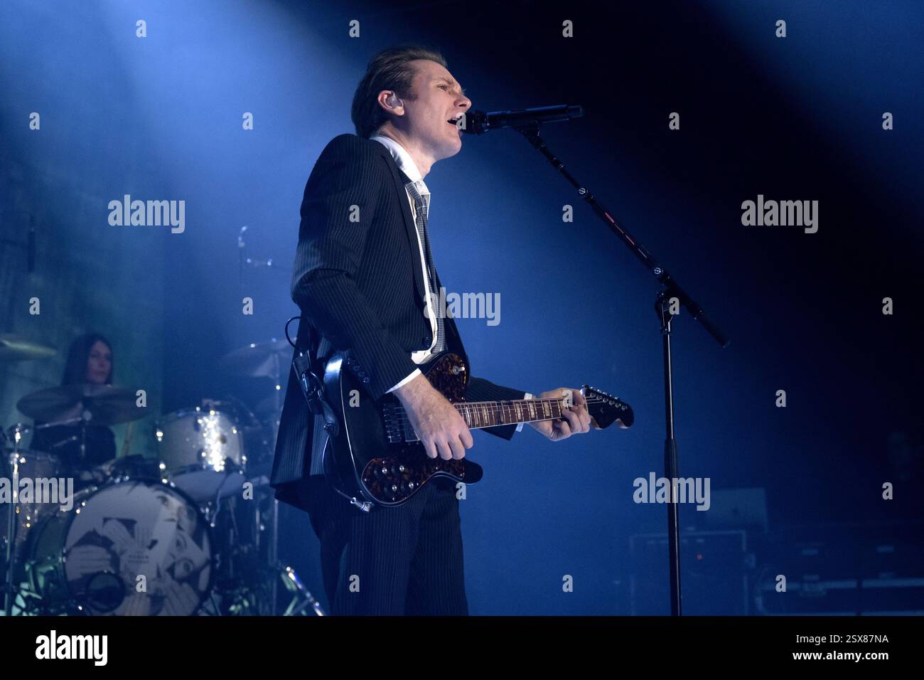 München, Deutschland. Februar 2025. Alex Kapranos, Sänger und Gitarrist, und Audrey Tait, Schlagzeuger der schottischen Band Franz Ferdinand, gehen auf die Bühne in der Muffathalle. Die Band startet ihre Deutschlandtournee zur Unterstützung ihres neuen Albums The Human Fear. Quelle: Sven Hoppe/dpa/Alamy Live News Stockfoto