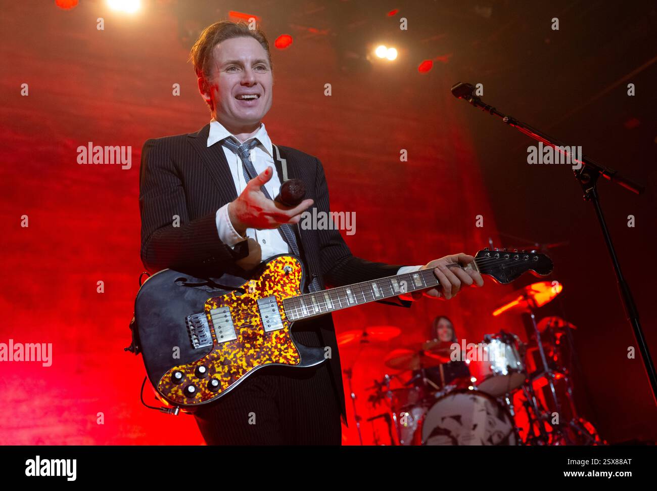 München, Deutschland. Februar 2025. Alex Kapranos, Sänger und Gitarrist, und Audrey Tait, Schlagzeuger der schottischen Band Franz Ferdinand, gehen auf die Bühne in der Muffathalle. Die Band startet ihre Deutschlandtournee zur Unterstützung ihres neuen Albums The Human Fear. Quelle: Sven Hoppe/dpa/Alamy Live News Stockfoto