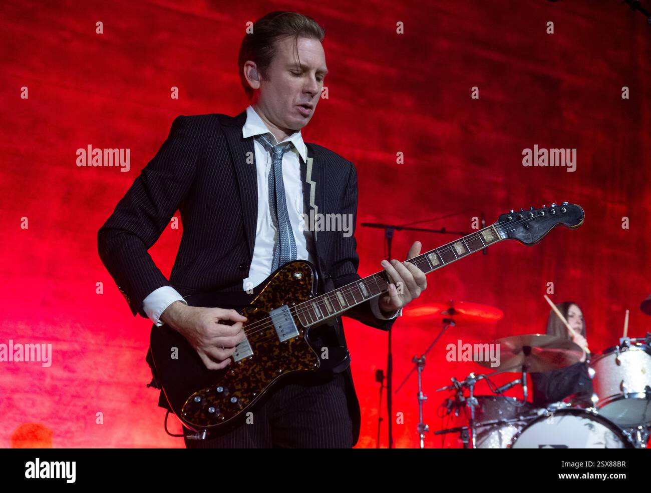 München, Deutschland. Februar 2025. Alex Kapranos, Sänger und Gitarrist, und Audrey Tait, Schlagzeuger der schottischen Band Franz Ferdinand, gehen auf die Bühne in der Muffathalle. Die Band startet ihre Deutschlandtournee zur Unterstützung ihres neuen Albums The Human Fear. Quelle: Sven Hoppe/dpa/Alamy Live News Stockfoto