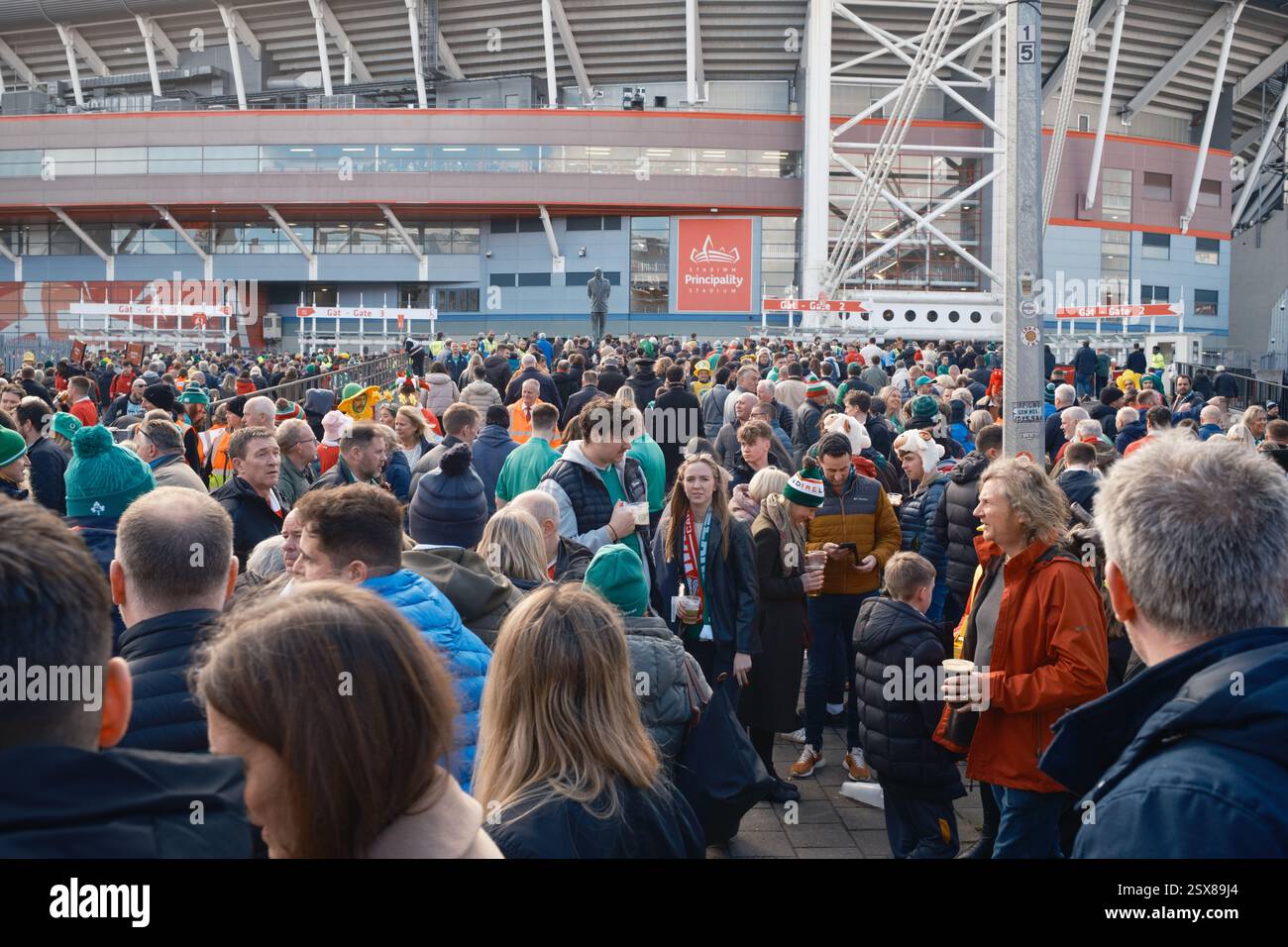Rugby-Fans versammeln sich vor dem Stadion des Fürstentums Wales vs Irland, Six Nations Match Day, Cardiff, Februar 2025 Stockfoto