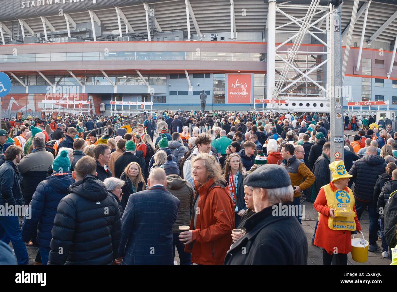 Rugby-Fans versammeln sich vor dem Stadion des Fürstentums Wales vs Irland, Six Nations Match Day, Cardiff, Februar 2025 Stockfoto